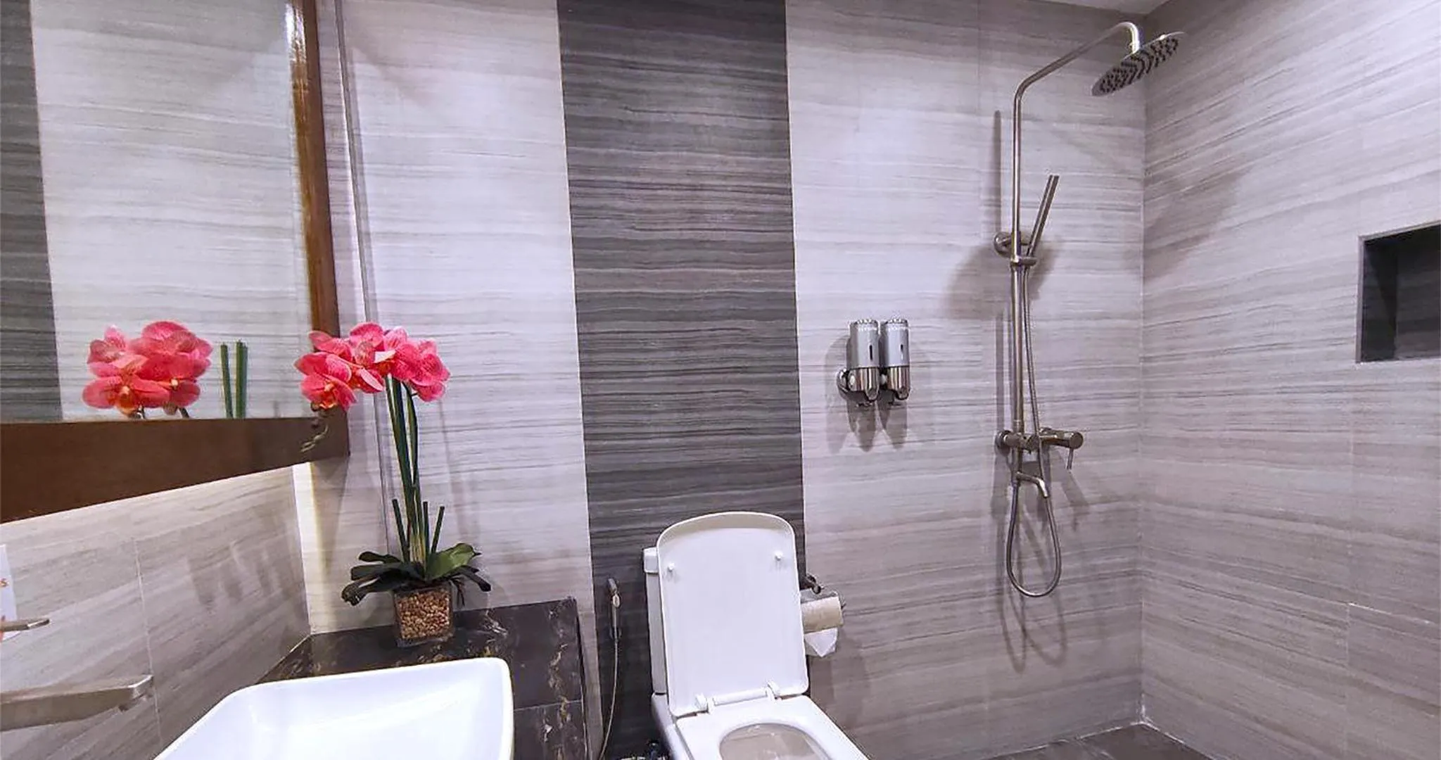 Shower in Casa Almarenzo Bed & Breakfast