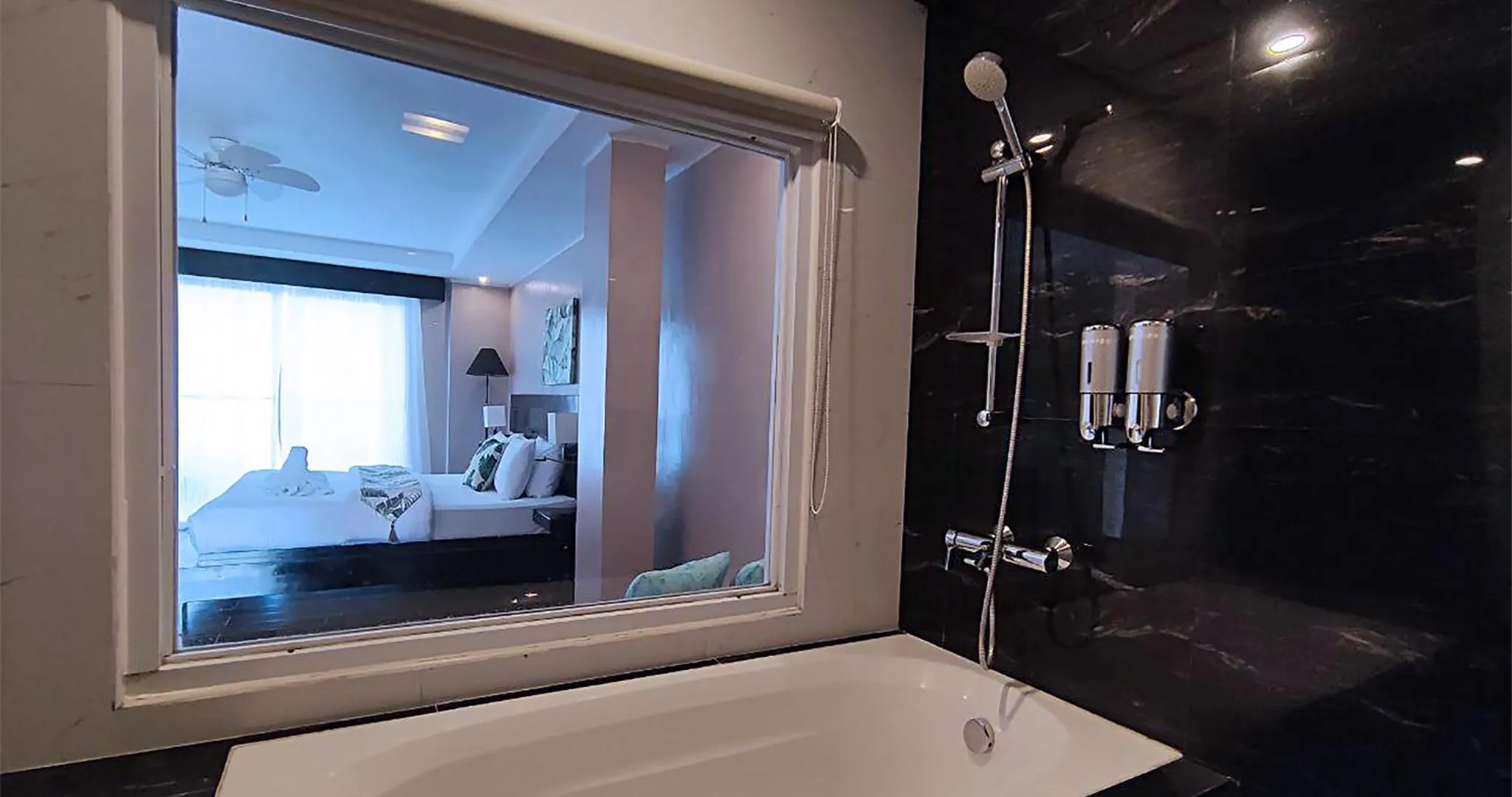 Shower in Casa Almarenzo Bed & Breakfast