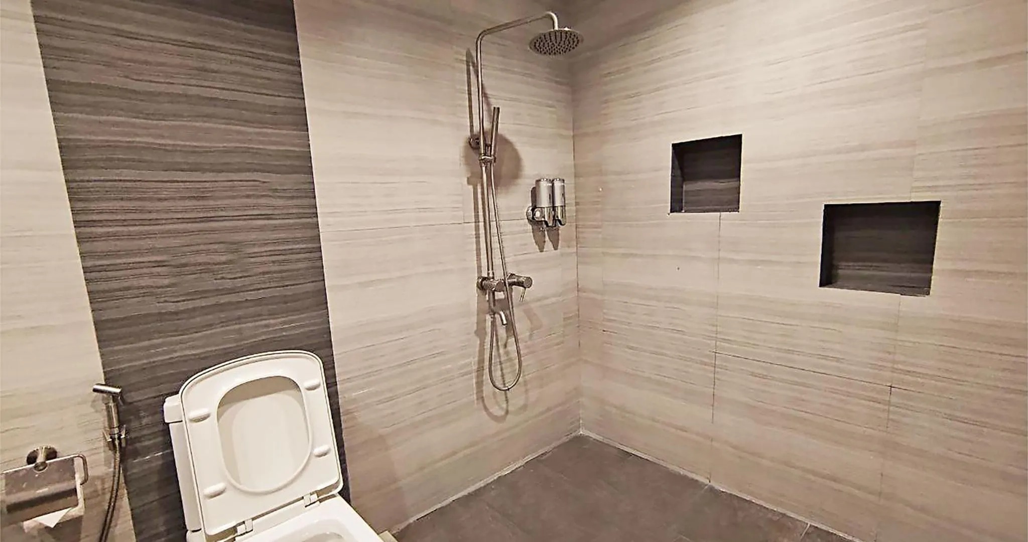 Shower in Casa Almarenzo Bed & Breakfast