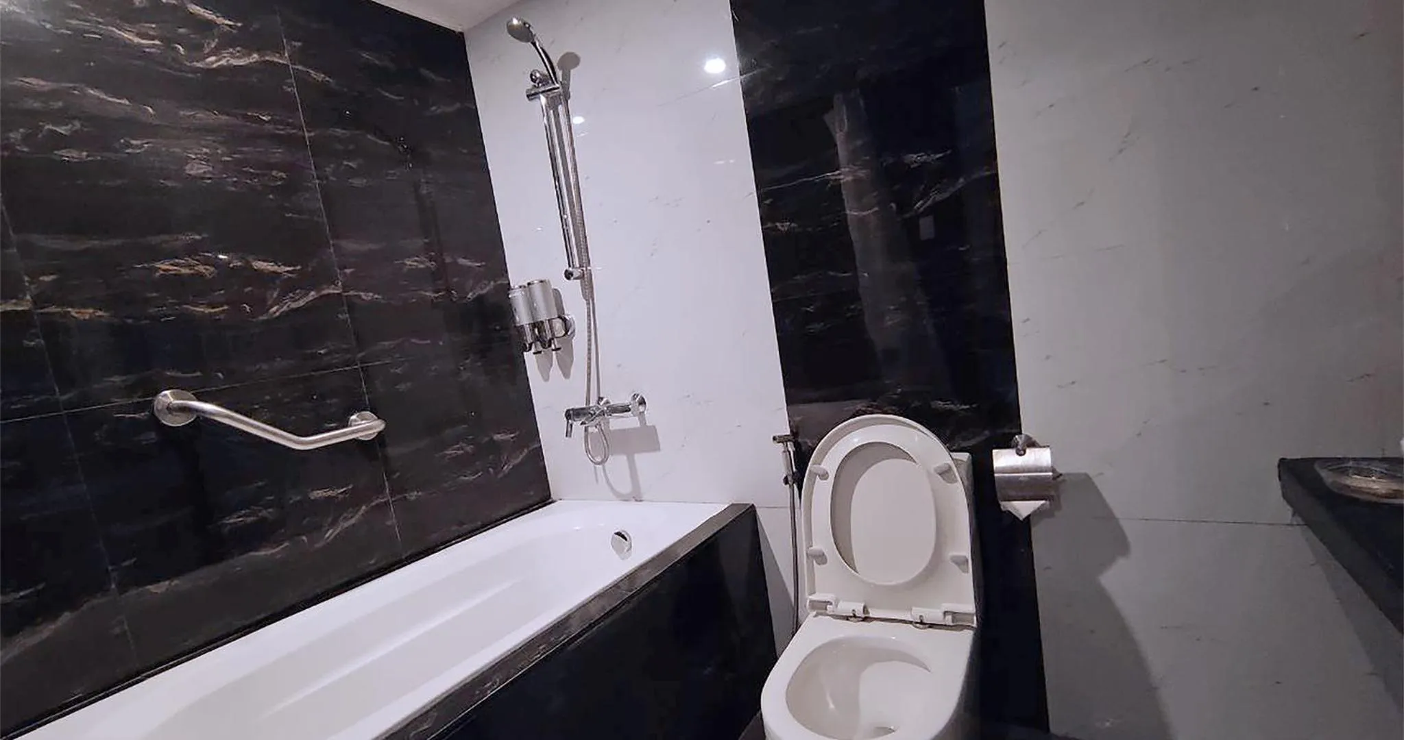 Shower in Casa Almarenzo Bed & Breakfast