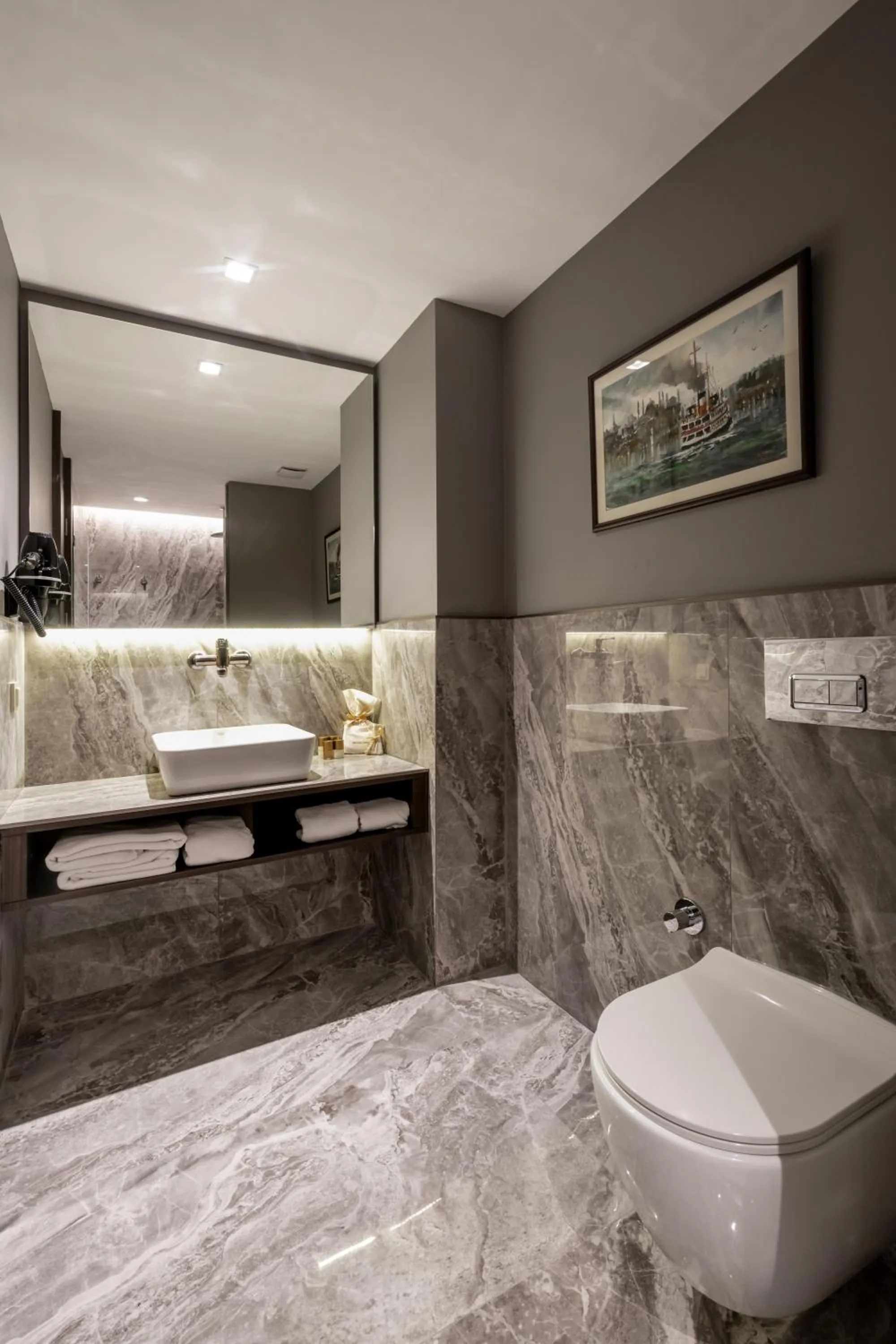 Shower in Noble Pangaltı