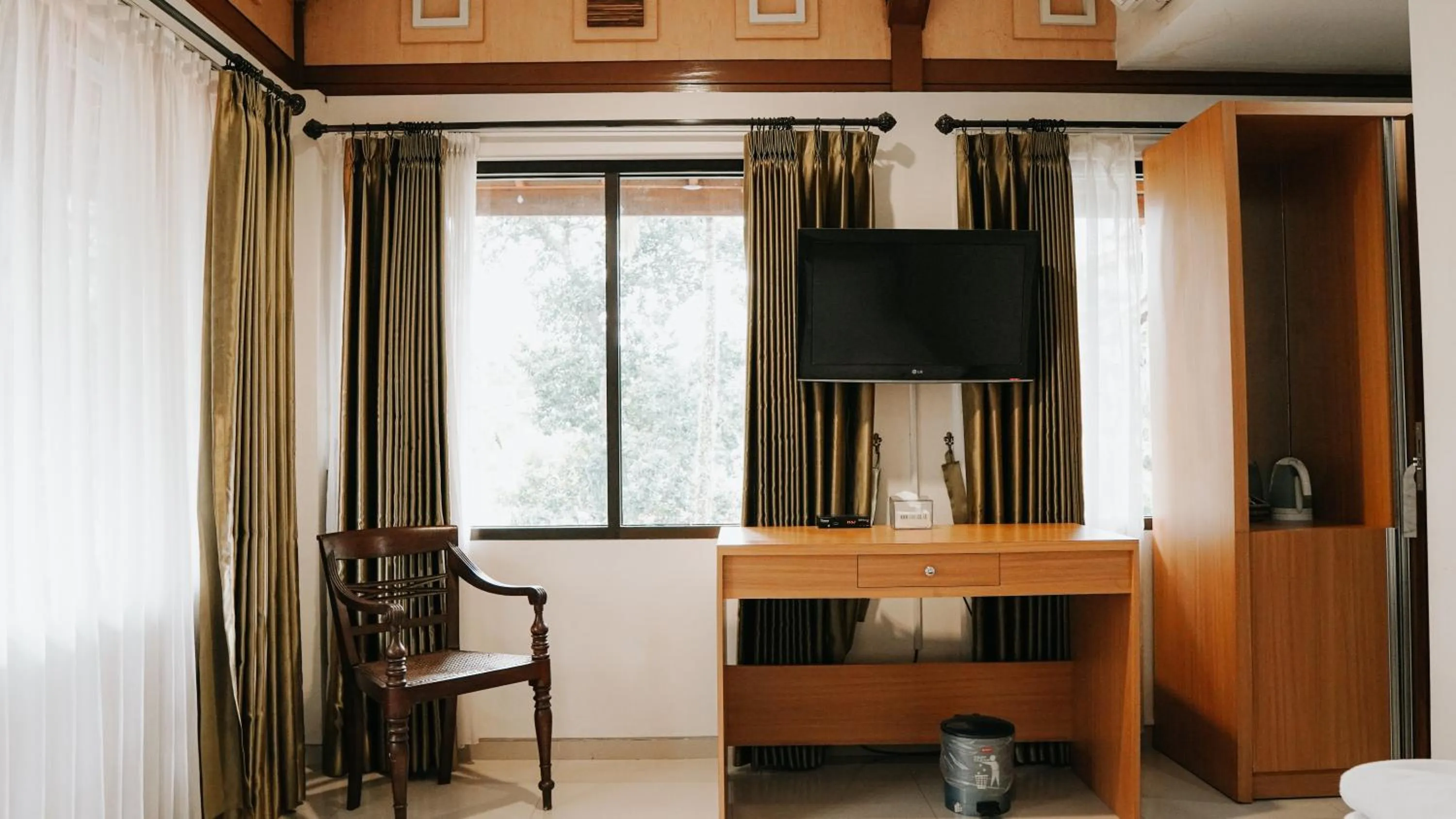 TV and multimedia in Tidar Hotel & Cottages Malang