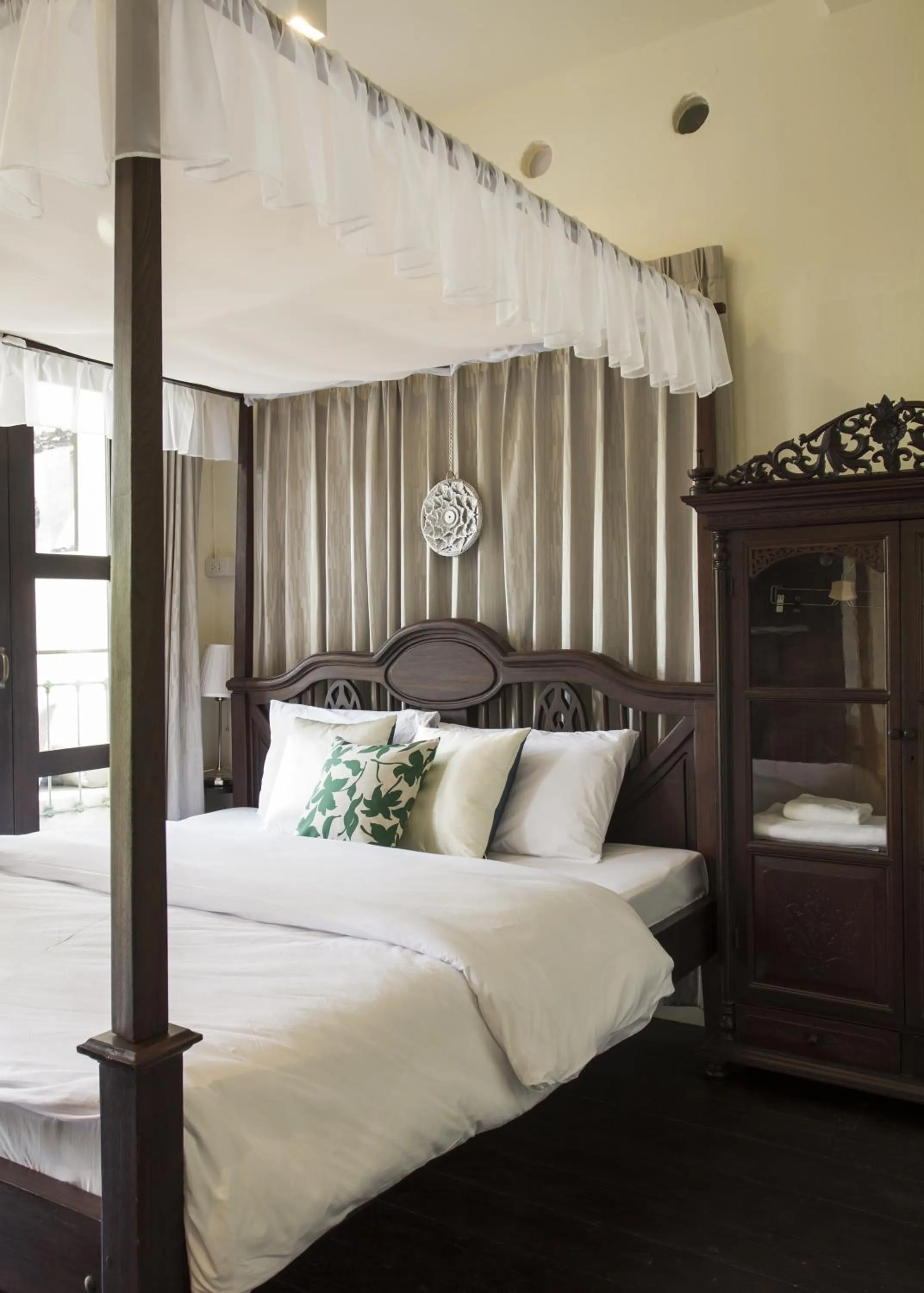 Bed in Baan Luang Rajamaitri Historic Inn
