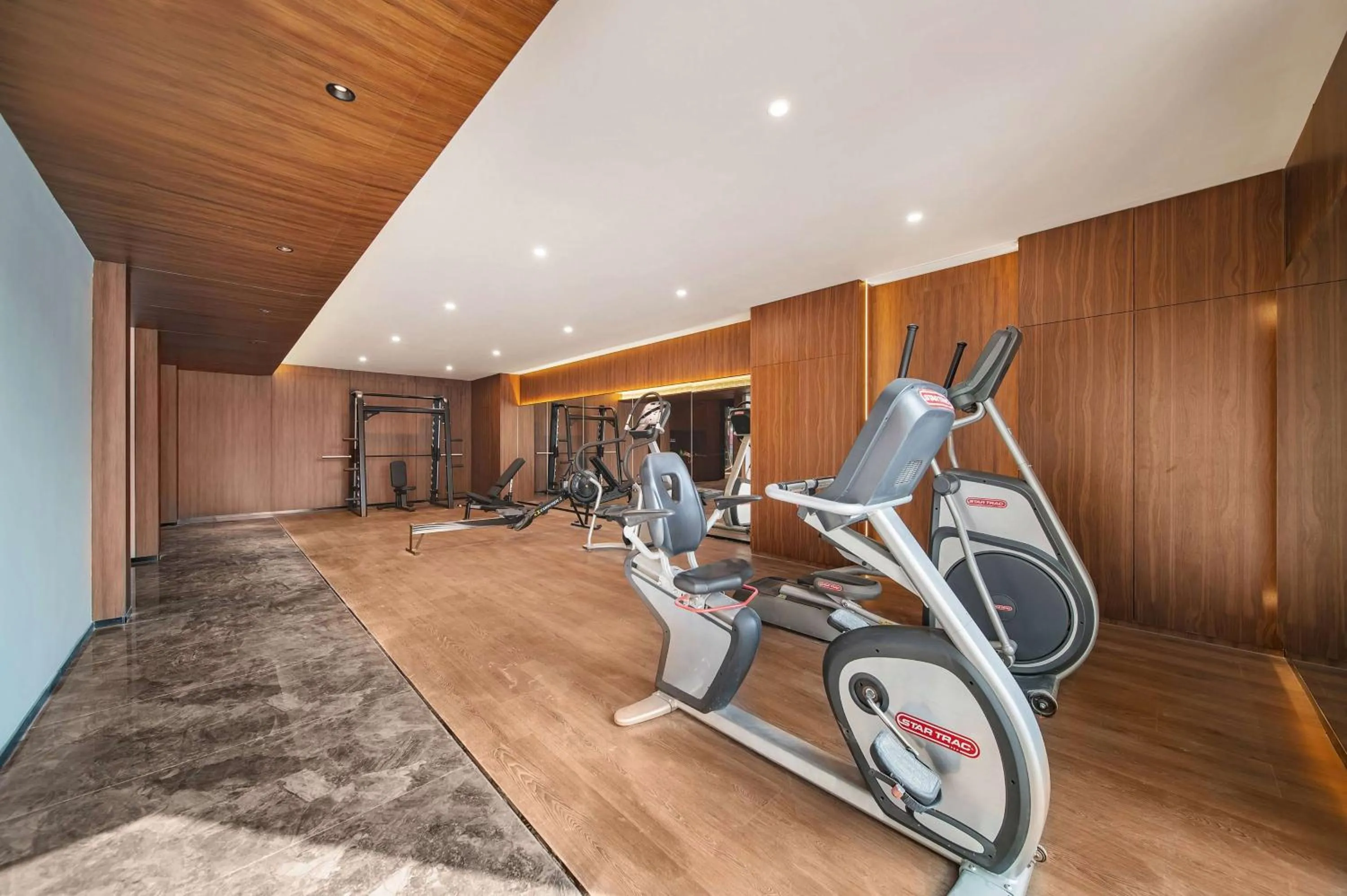 Fitness centre/facilities in Howard Johnson Royal Hotel Shenzhen