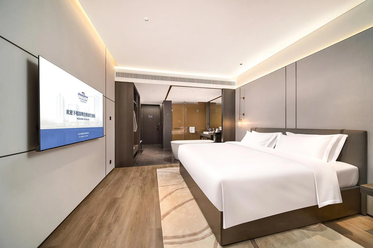 Photo of the whole room, Bed in Howard Johnson Royal Hotel Shenzhen