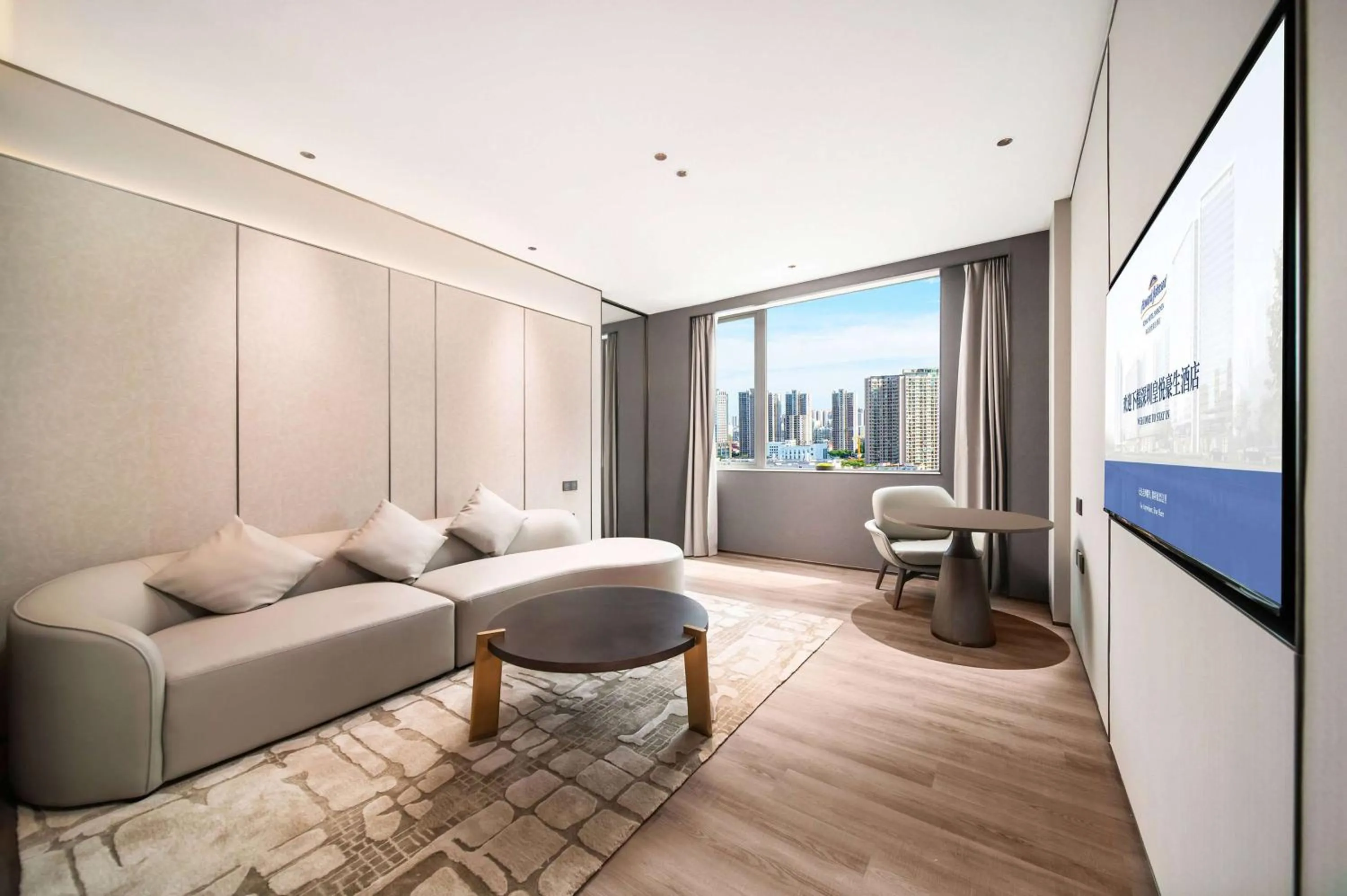 Bed in Howard Johnson Royal Hotel Shenzhen