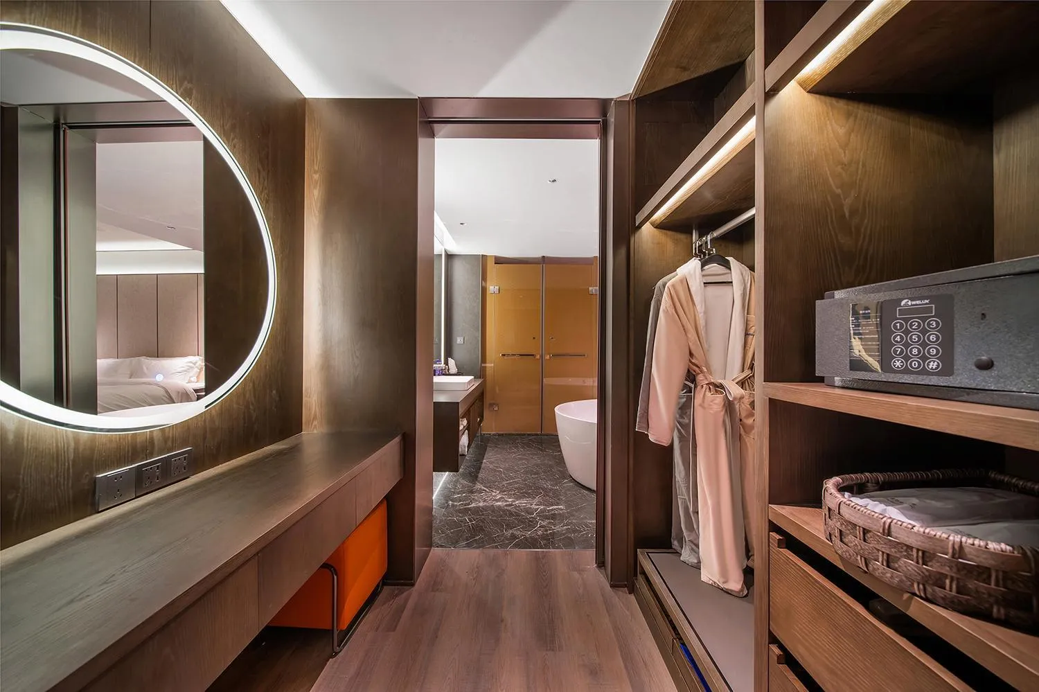 wardrobe, Bed in Howard Johnson Royal Hotel Shenzhen