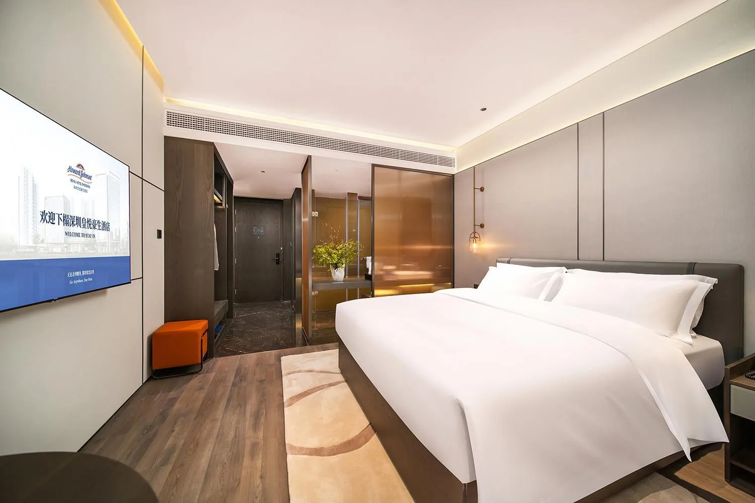 Photo of the whole room, Bed in Howard Johnson Royal Hotel Shenzhen