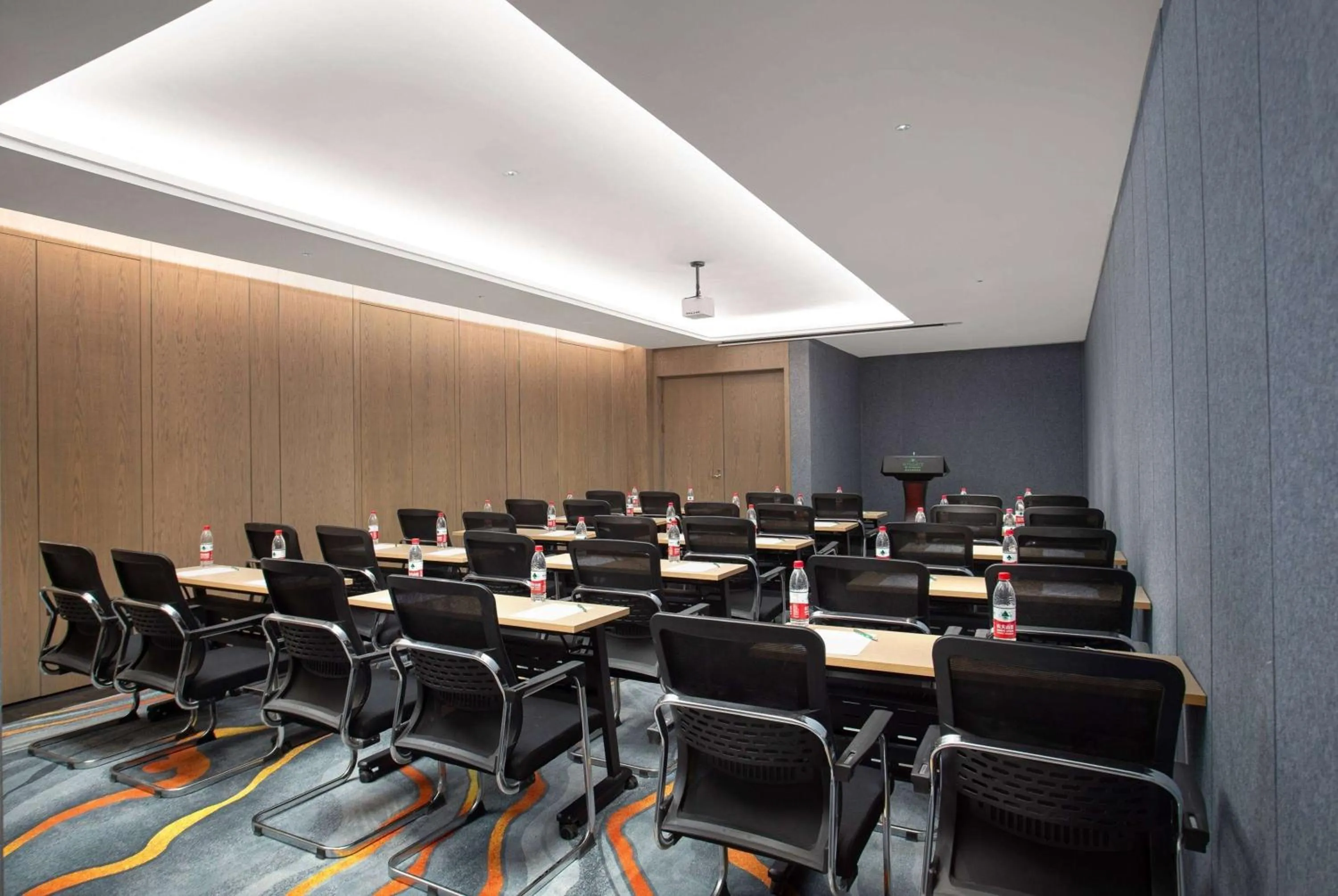 Meeting/conference room in Wingate by Wyndham Urumqi Railway Station