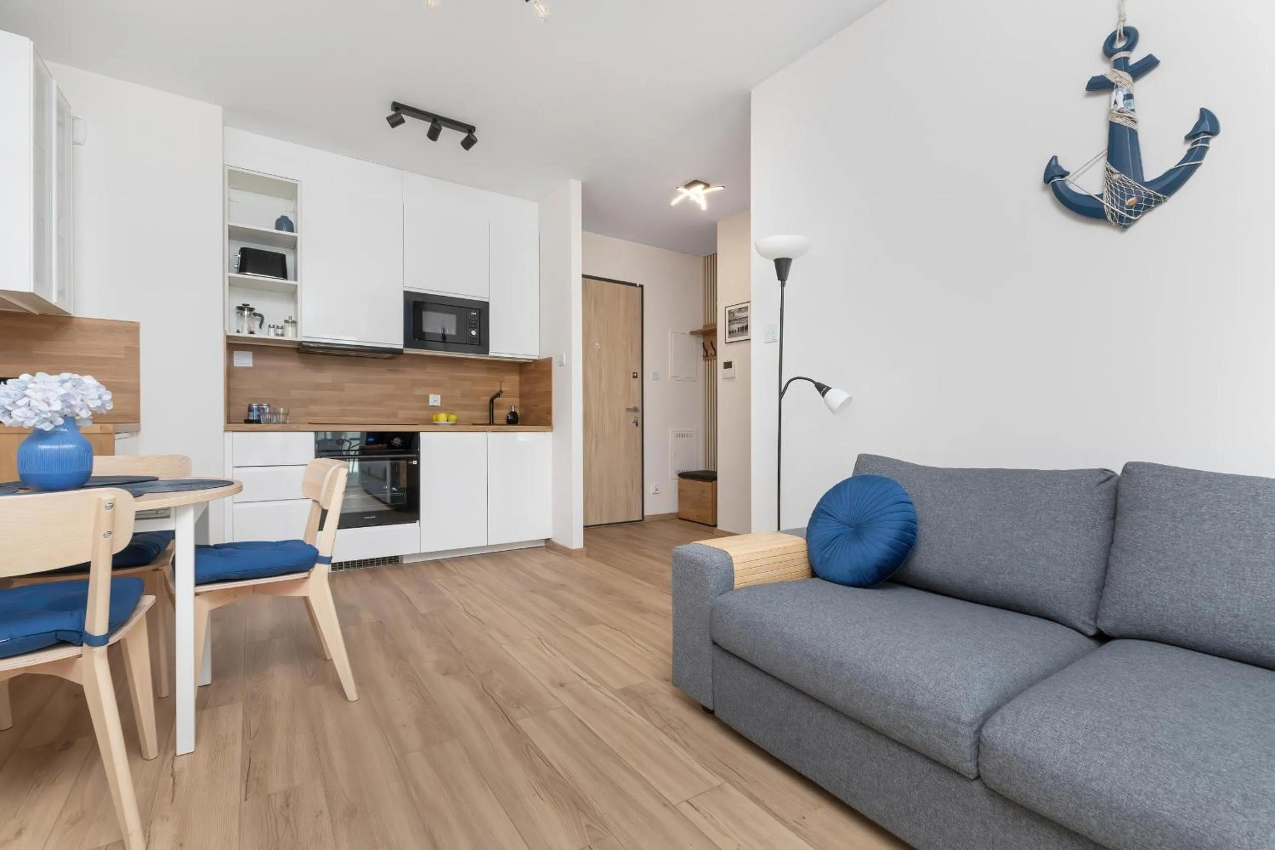 Communal lounge/ TV room in Nowoczesny Apartament z Parkingiem Nowa Letnica Gdańsk by Renters Prestige