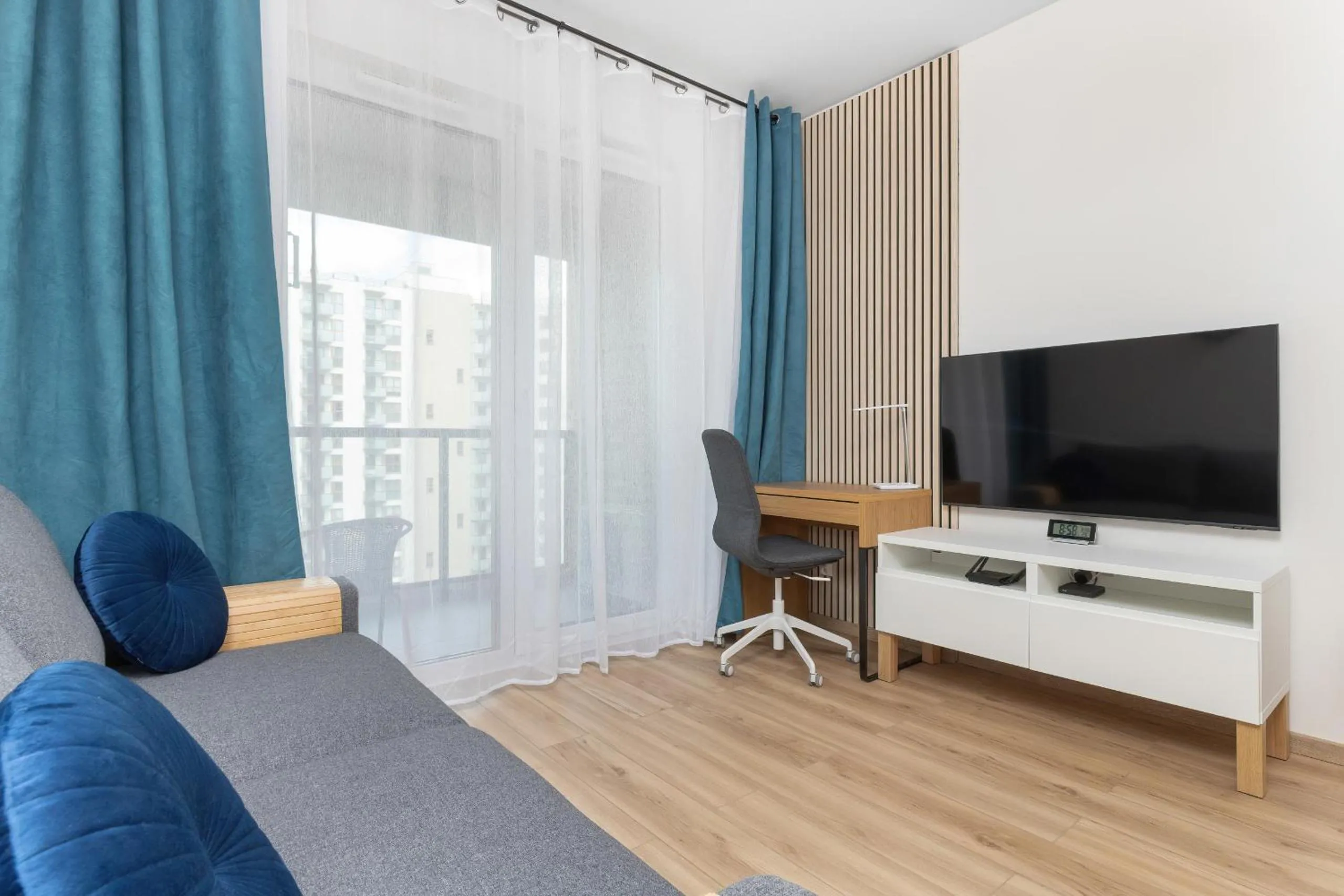 Communal lounge/ TV room in Nowoczesny Apartament z Parkingiem Nowa Letnica Gdańsk by Renters Prestige