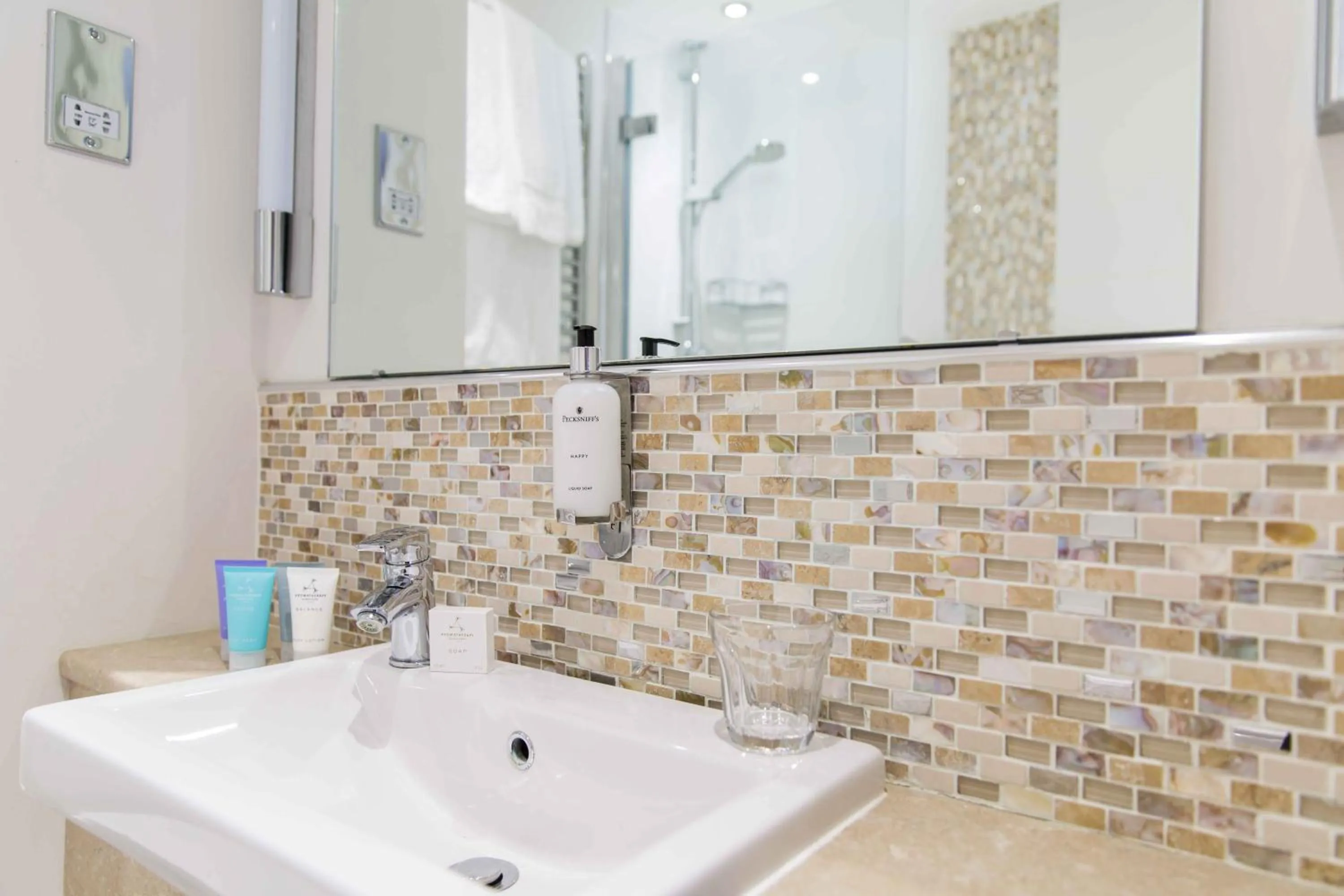 Shower in The Farmhouse at Redcoats