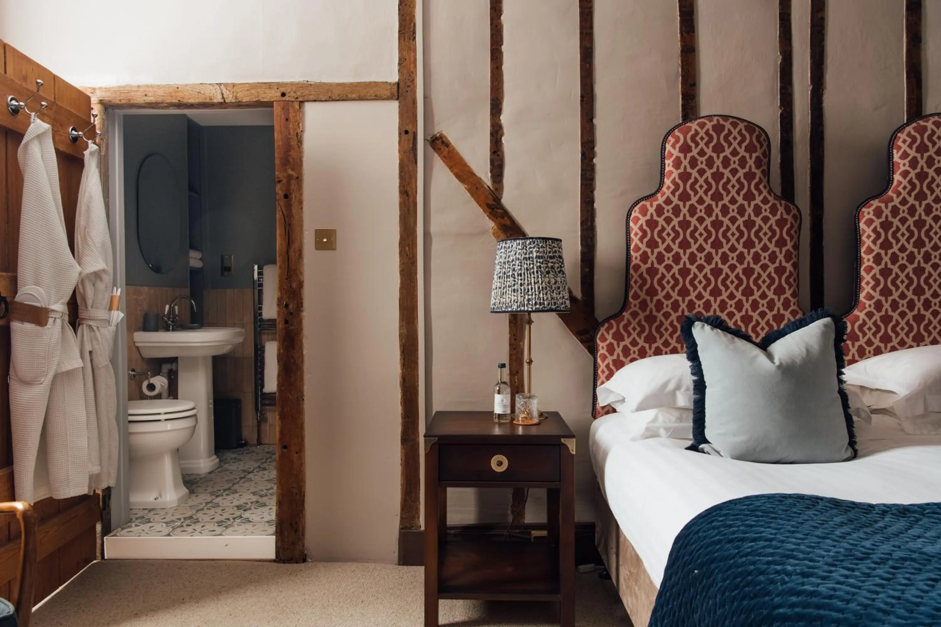 Bathroom, Bed in The Farmhouse at Redcoats