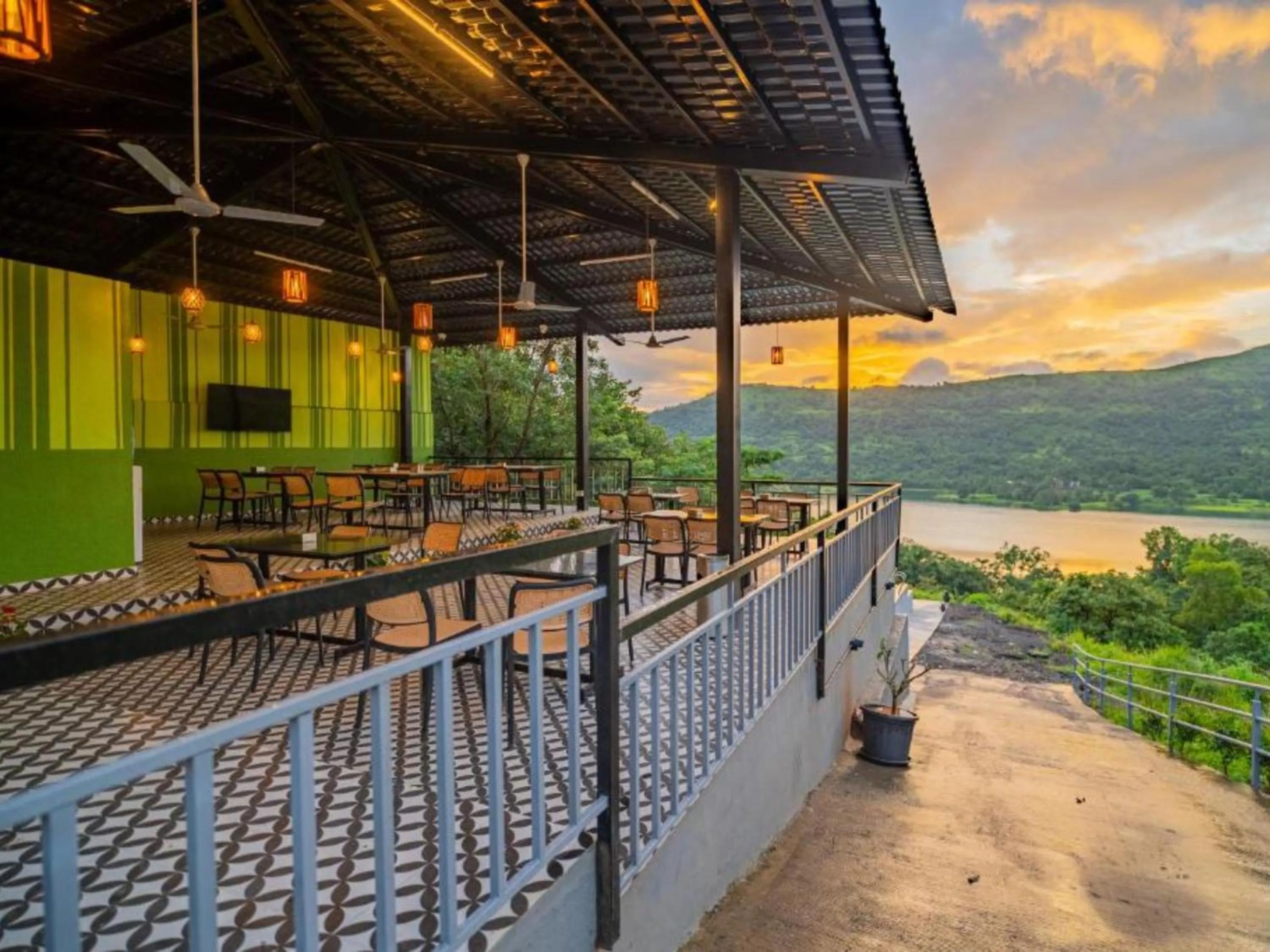 Spring in The Hosteller Panshet