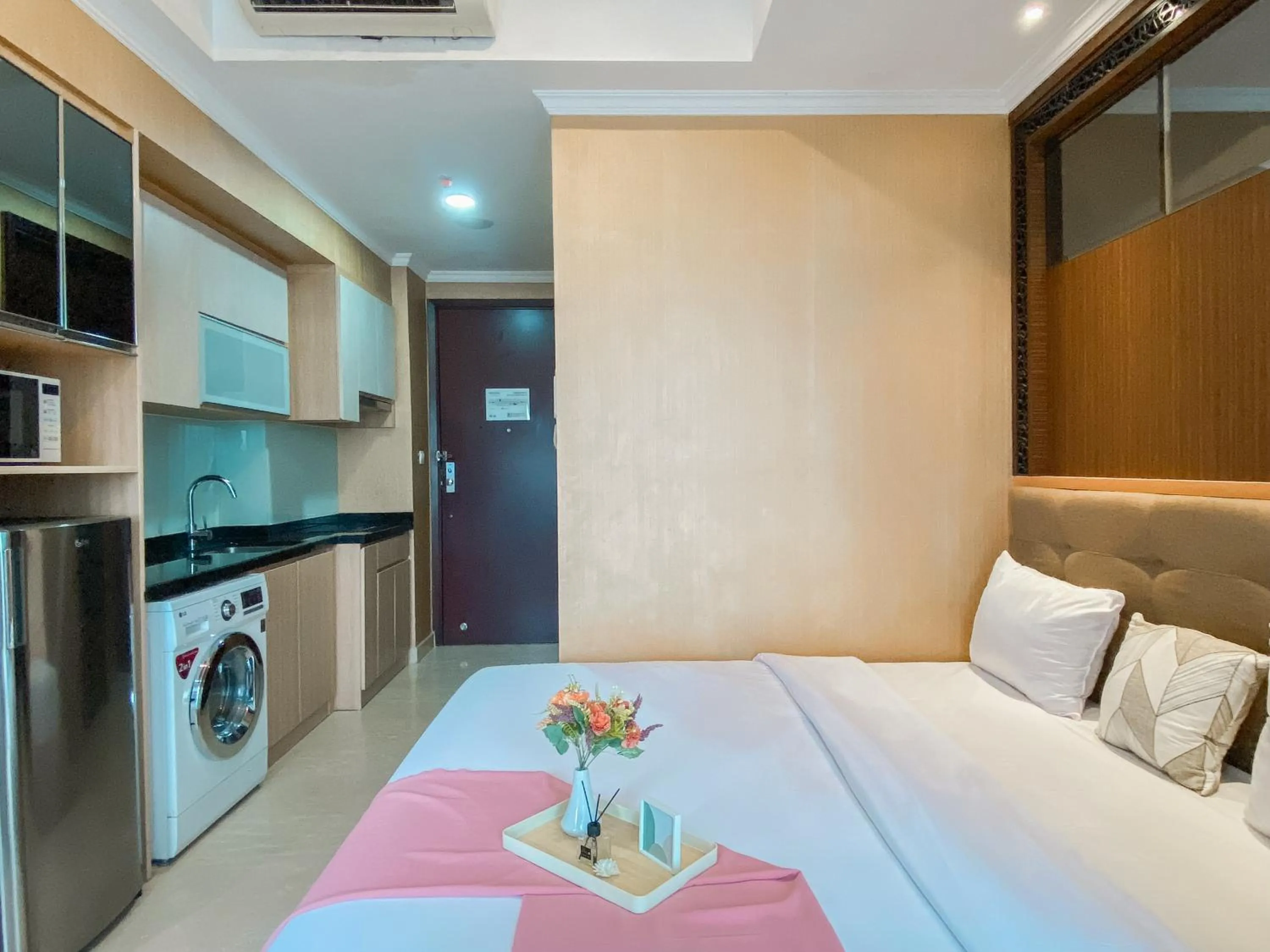 Lovely Studio Menteng Park Apartment By Travelio