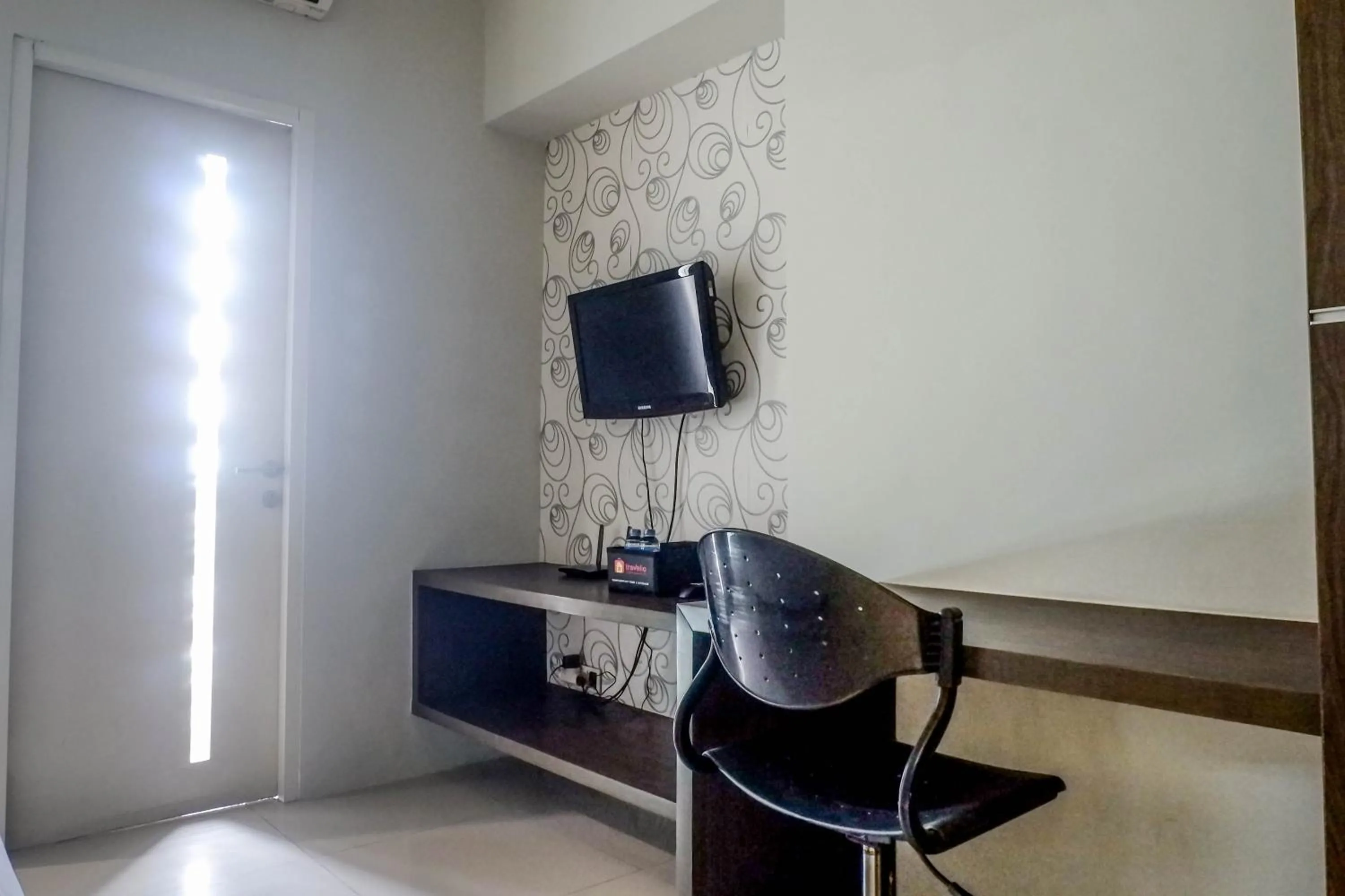Classic Modern Studio Room Apartment at The Square Surabaya By Travelio