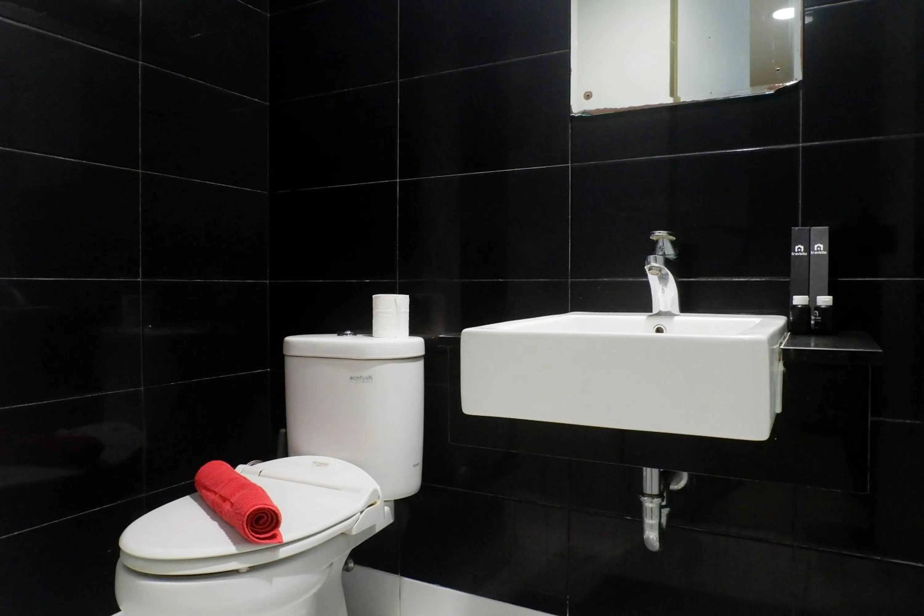 Classic Modern Studio Room Apartment at The Square Surabaya By Travelio