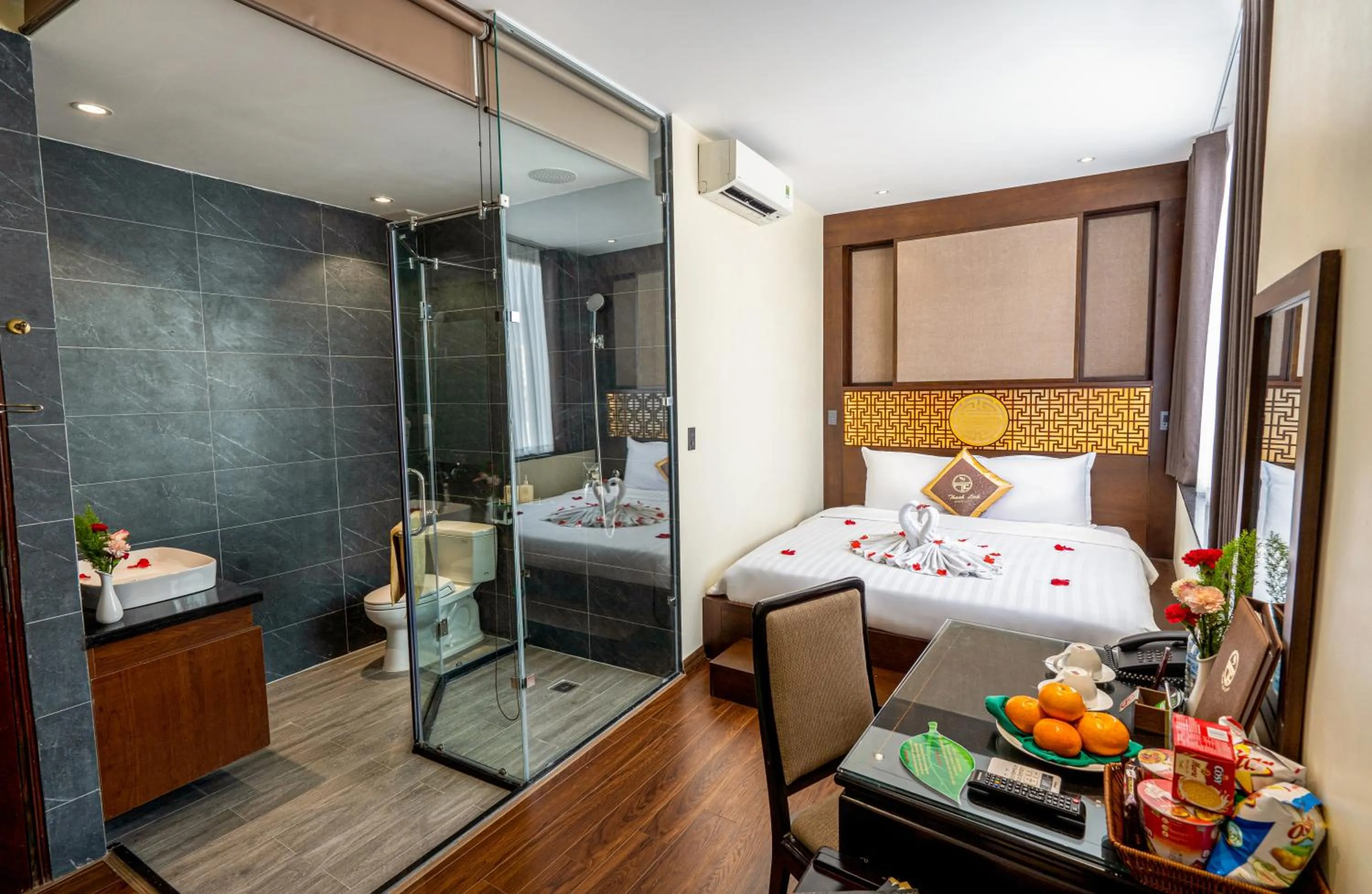 Shower, Bed in Thanh Lich Hue Hotel