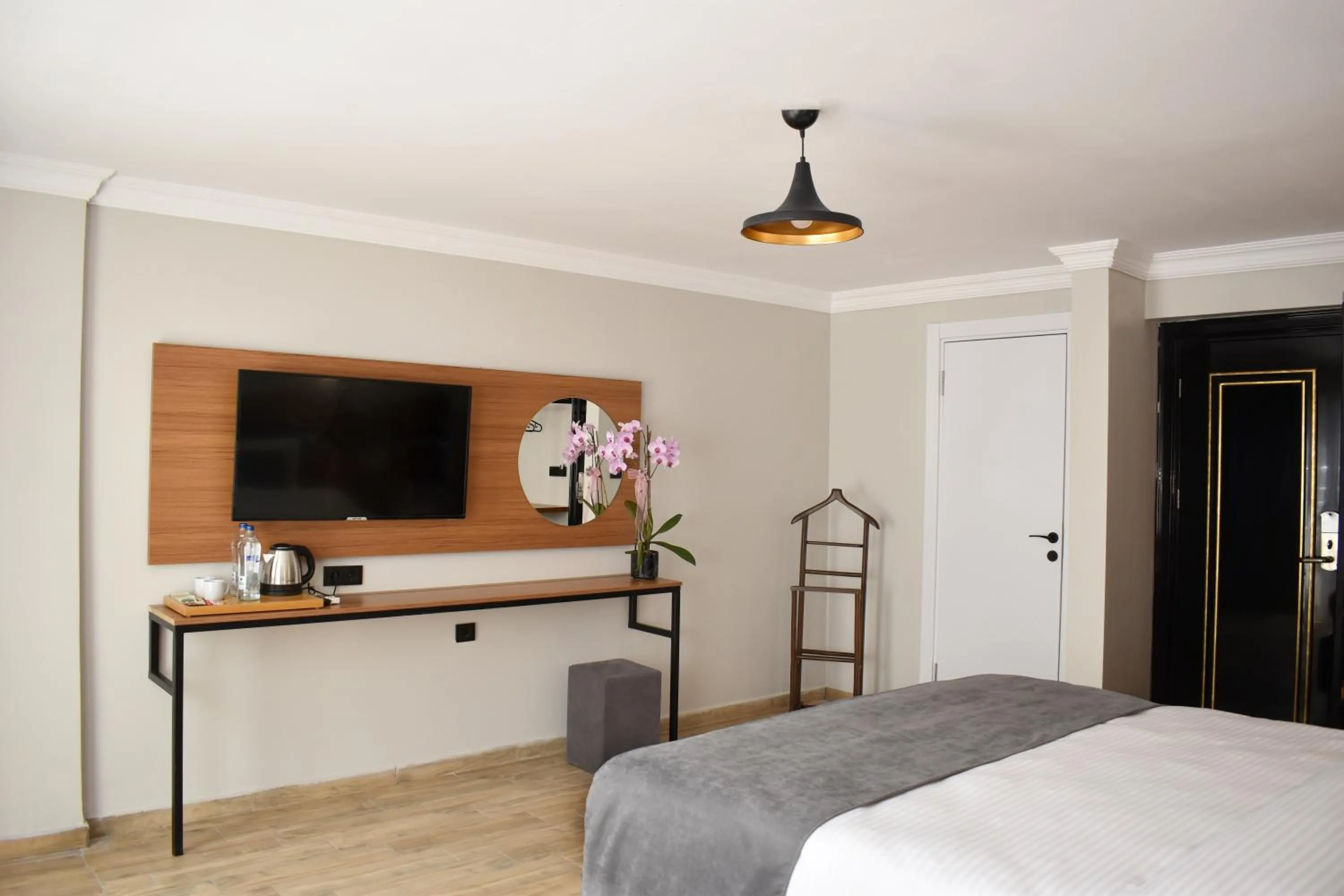 Photo of the whole room, Bed in Vera Taksim Hotel