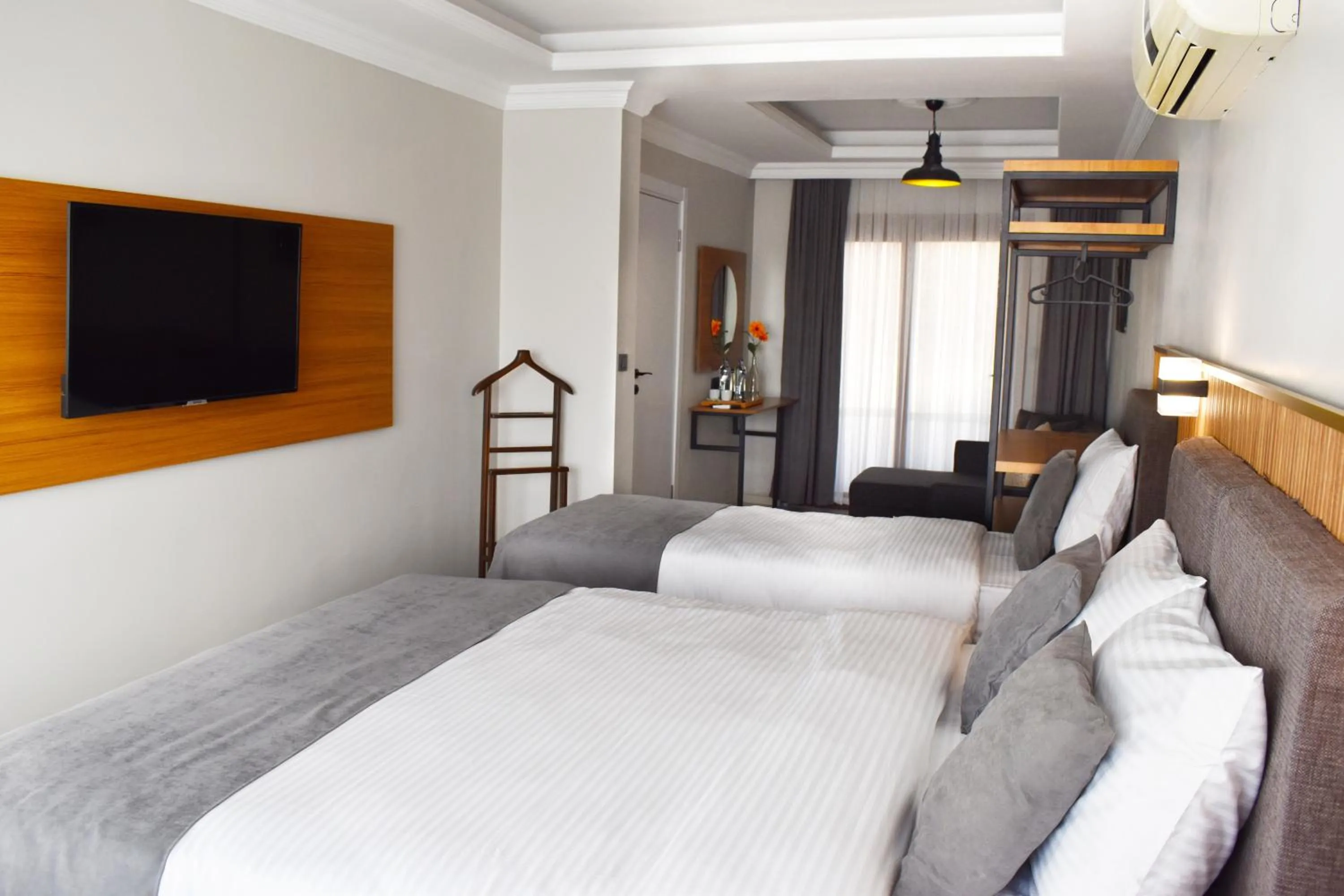 Photo of the whole room, Bed in Vera Taksim Hotel