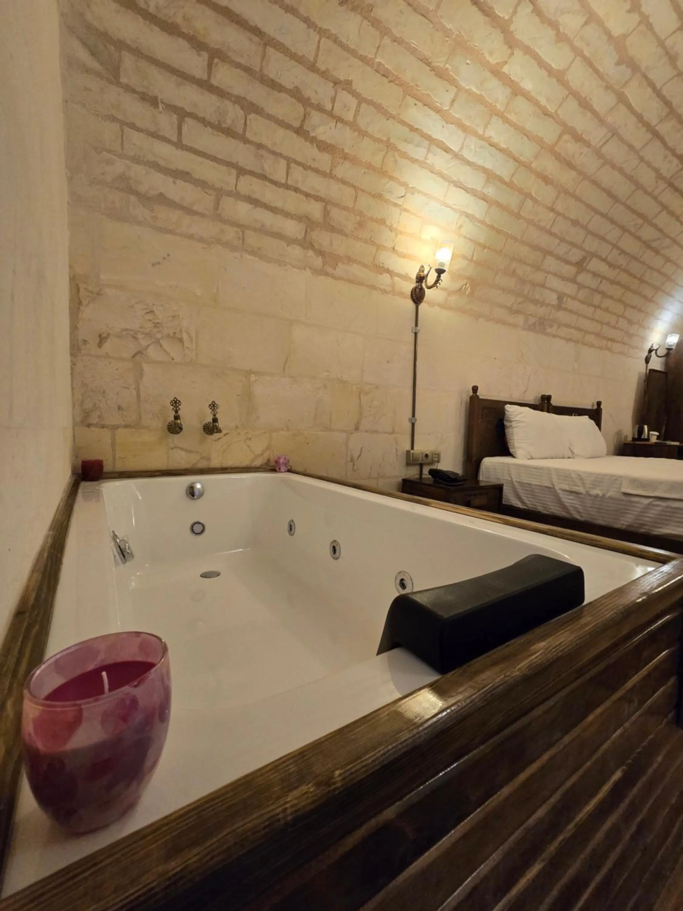 Hot Tub in ABGAR Otel