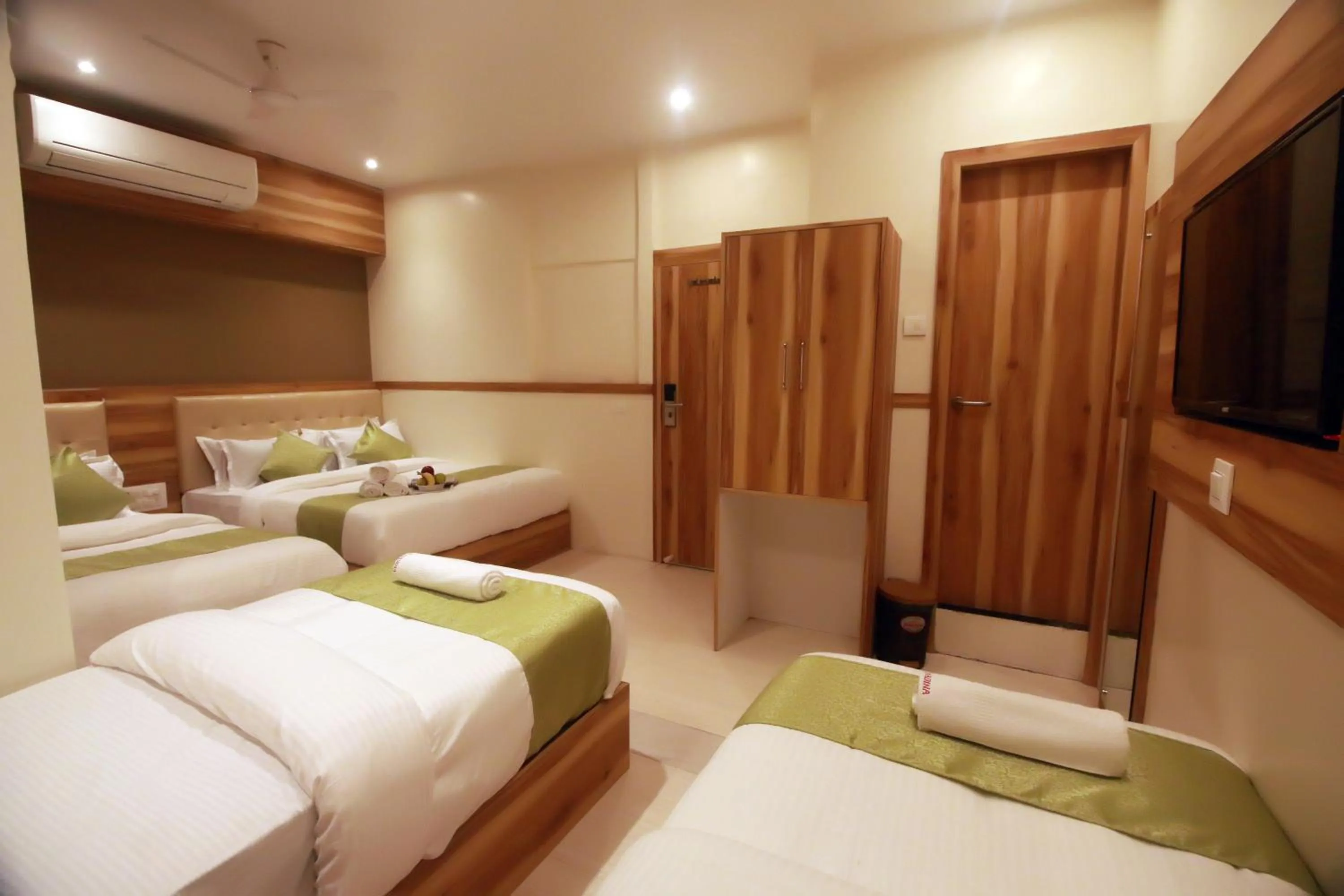 TV and multimedia, Bed in Hotel Al Madina palace