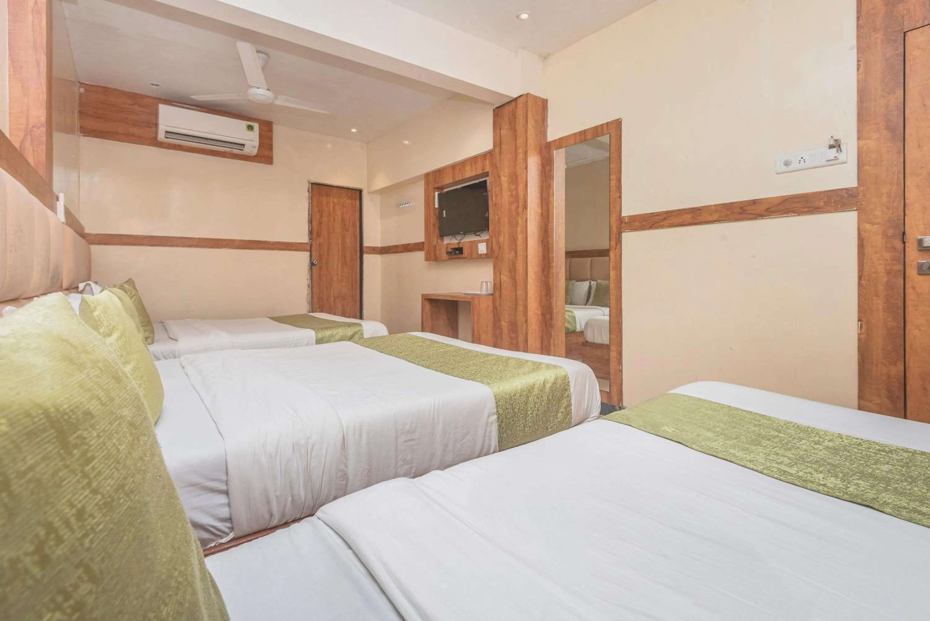 Bed in Hotel Al Madina palace