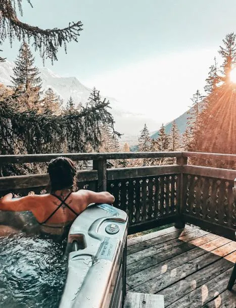 Hot Tub in Hôtel Les Chalets de Philippe avec Jacuzzis Privatifs