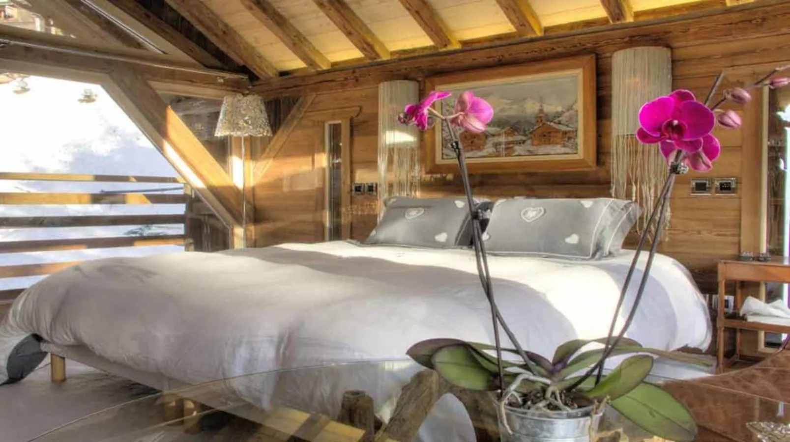 Bed in Hôtel Les Chalets de Philippe avec Jacuzzis Privatifs