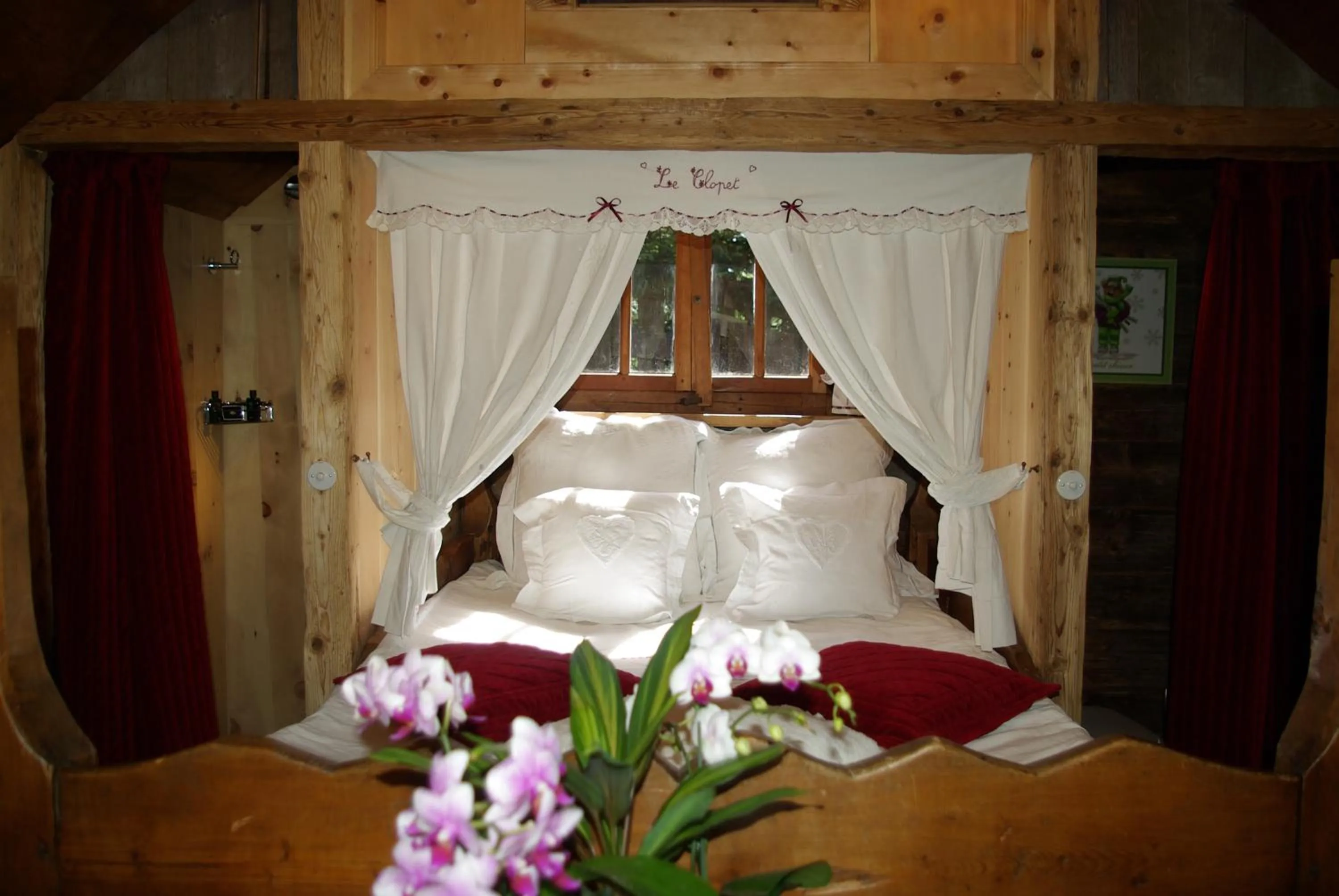 Bed in Hôtel Les Chalets de Philippe avec Jacuzzis Privatifs