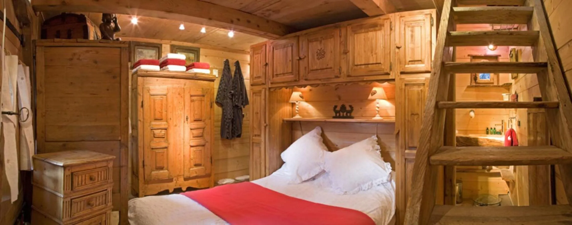Bed in Hôtel Les Chalets de Philippe avec Jacuzzis Privatifs