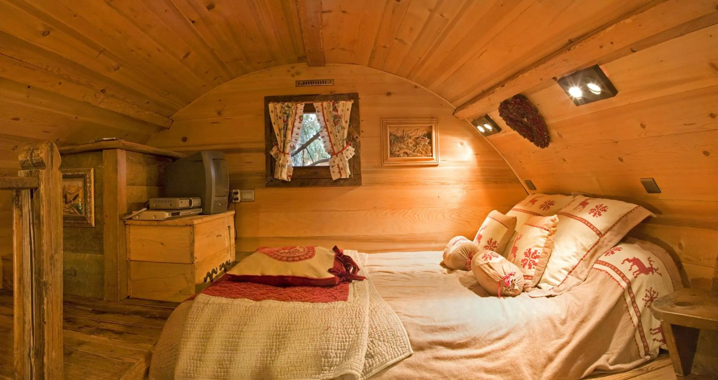 Bedroom, Bed in Hôtel Les Chalets de Philippe avec Jacuzzis Privatifs
