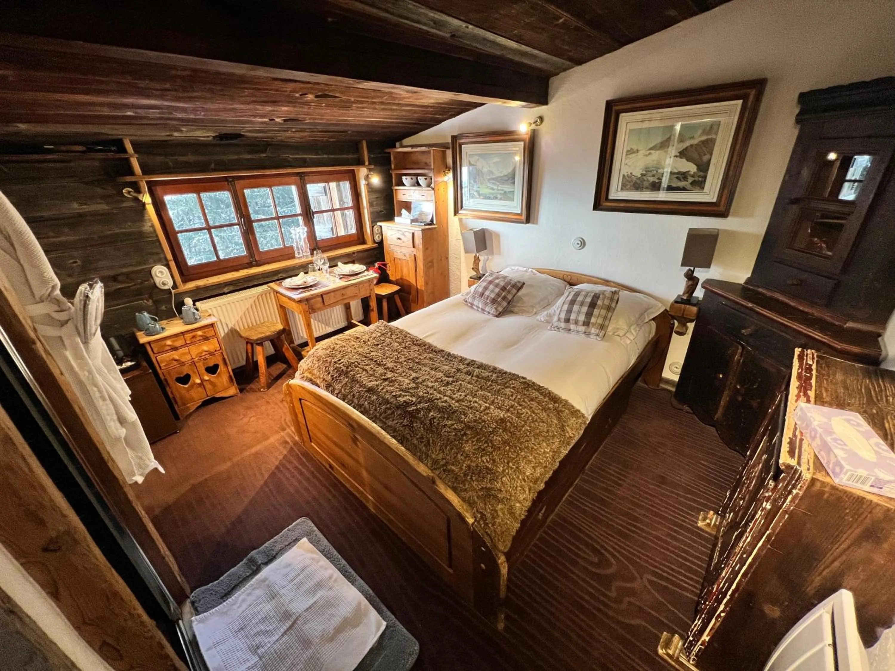 Bed in Hôtel Les Chalets de Philippe avec Jacuzzis Privatifs