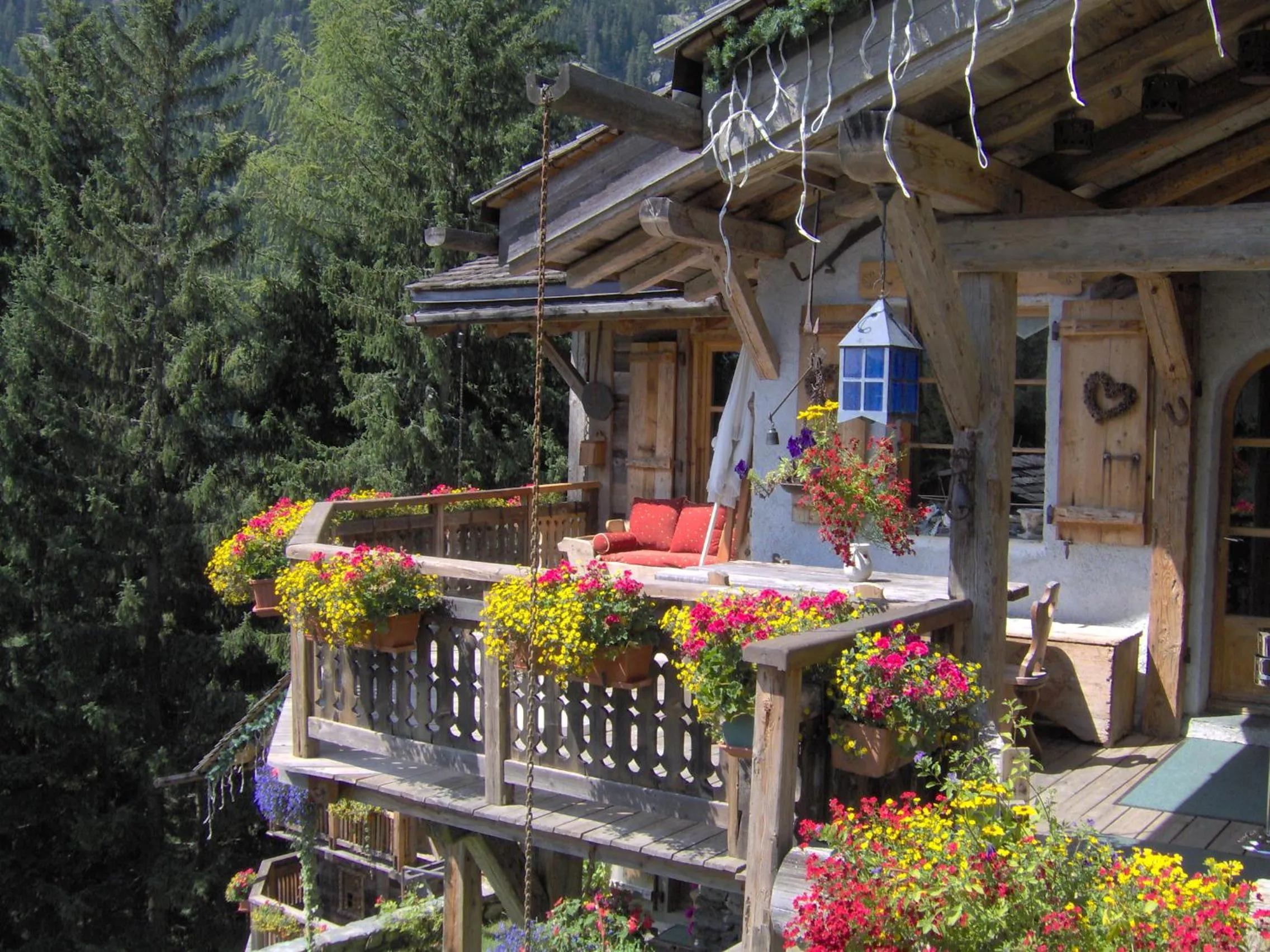Patio in Hôtel Les Chalets de Philippe avec Jacuzzis Privatifs