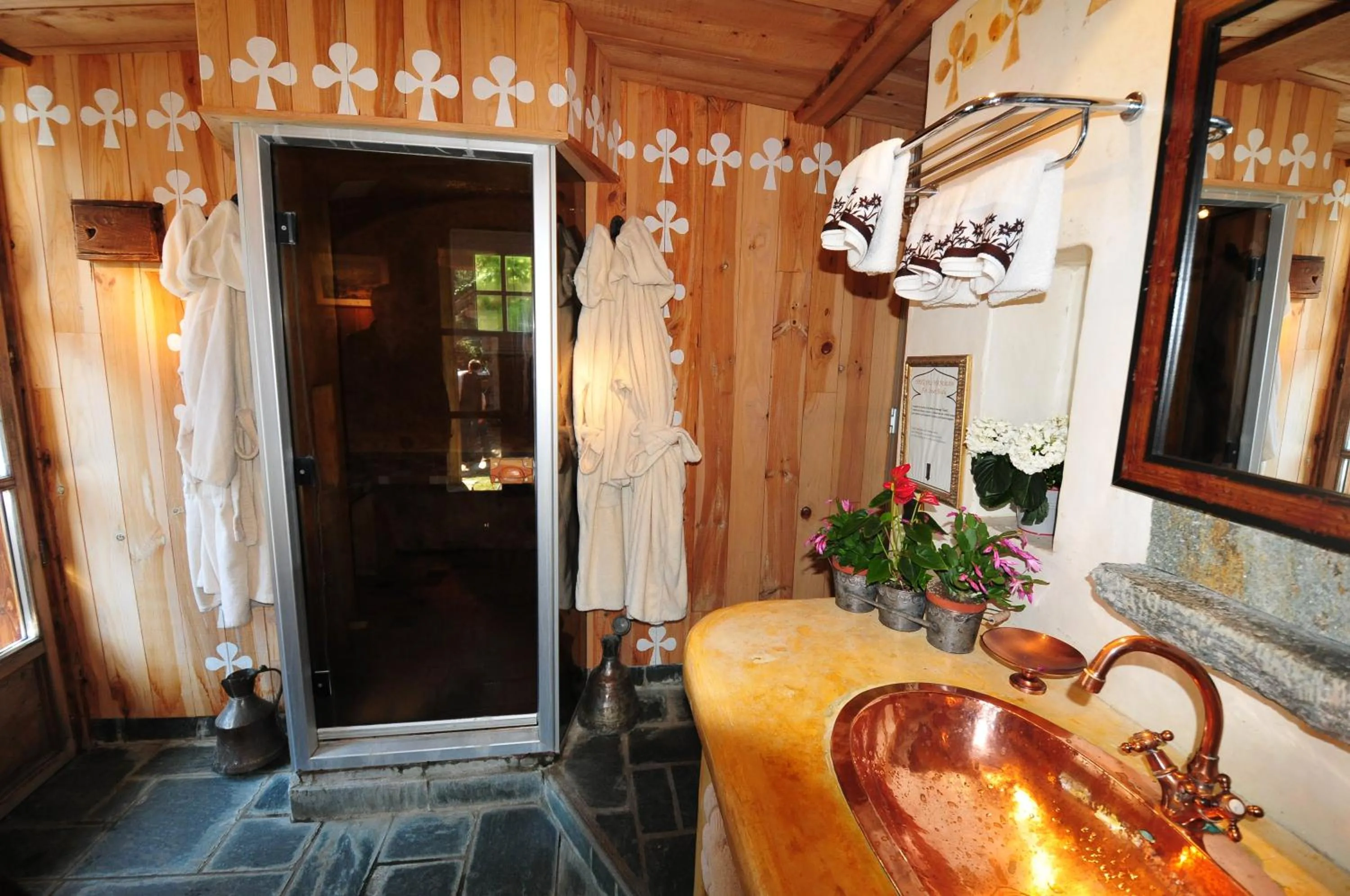 Steam room in Hôtel Les Chalets de Philippe avec Jacuzzis Privatifs