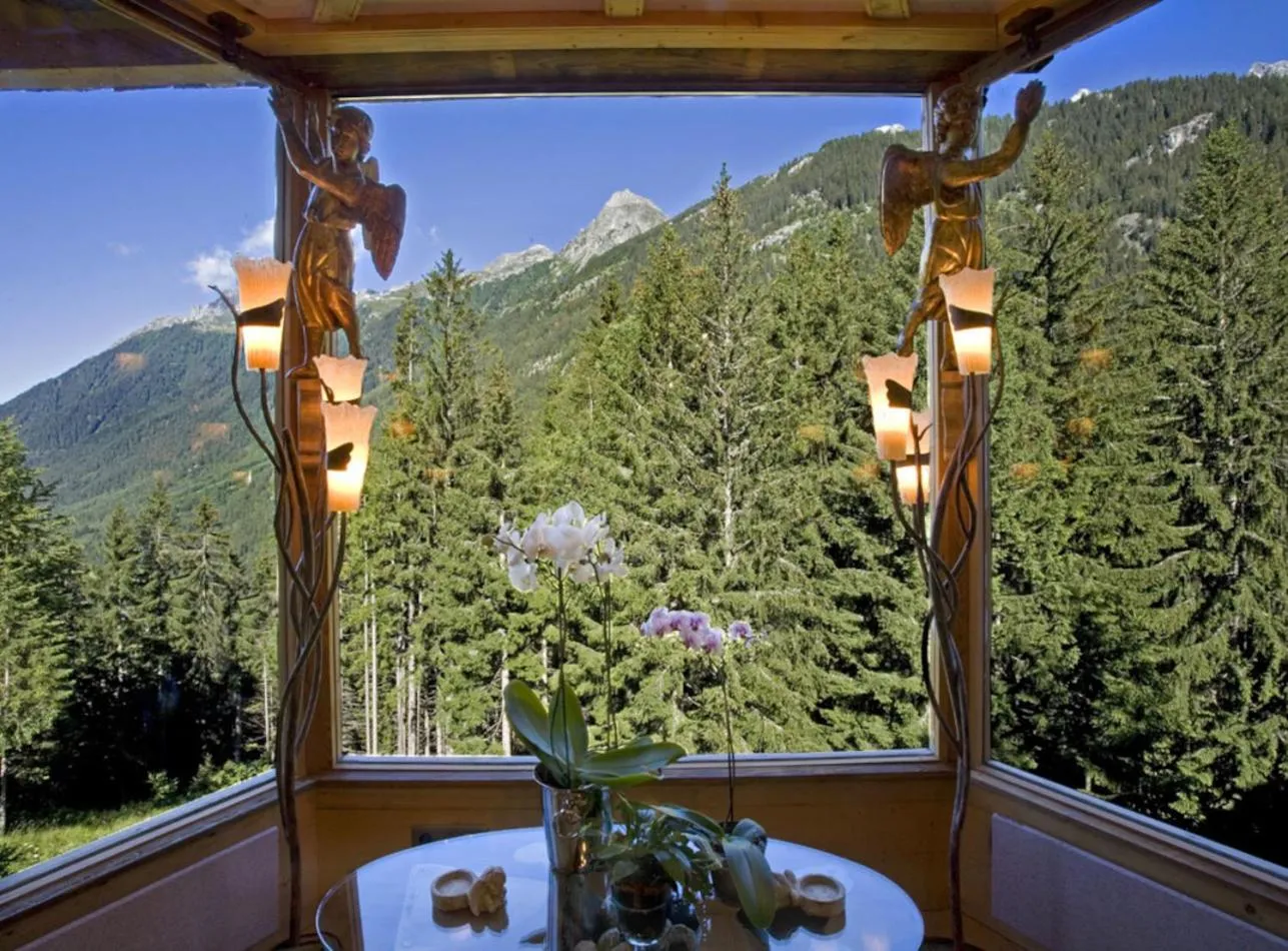 Nearby landmark in Hôtel Les Chalets de Philippe avec Jacuzzis Privatifs
