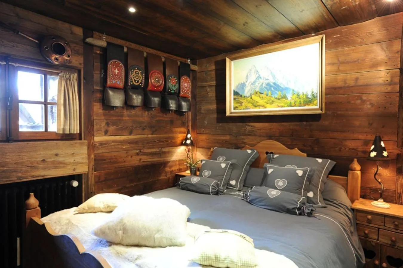 Bed in Hôtel Les Chalets de Philippe avec Jacuzzis Privatifs