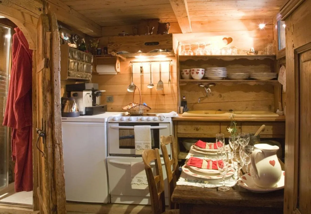 Coffee/tea facilities in Hôtel Les Chalets de Philippe avec Jacuzzis Privatifs