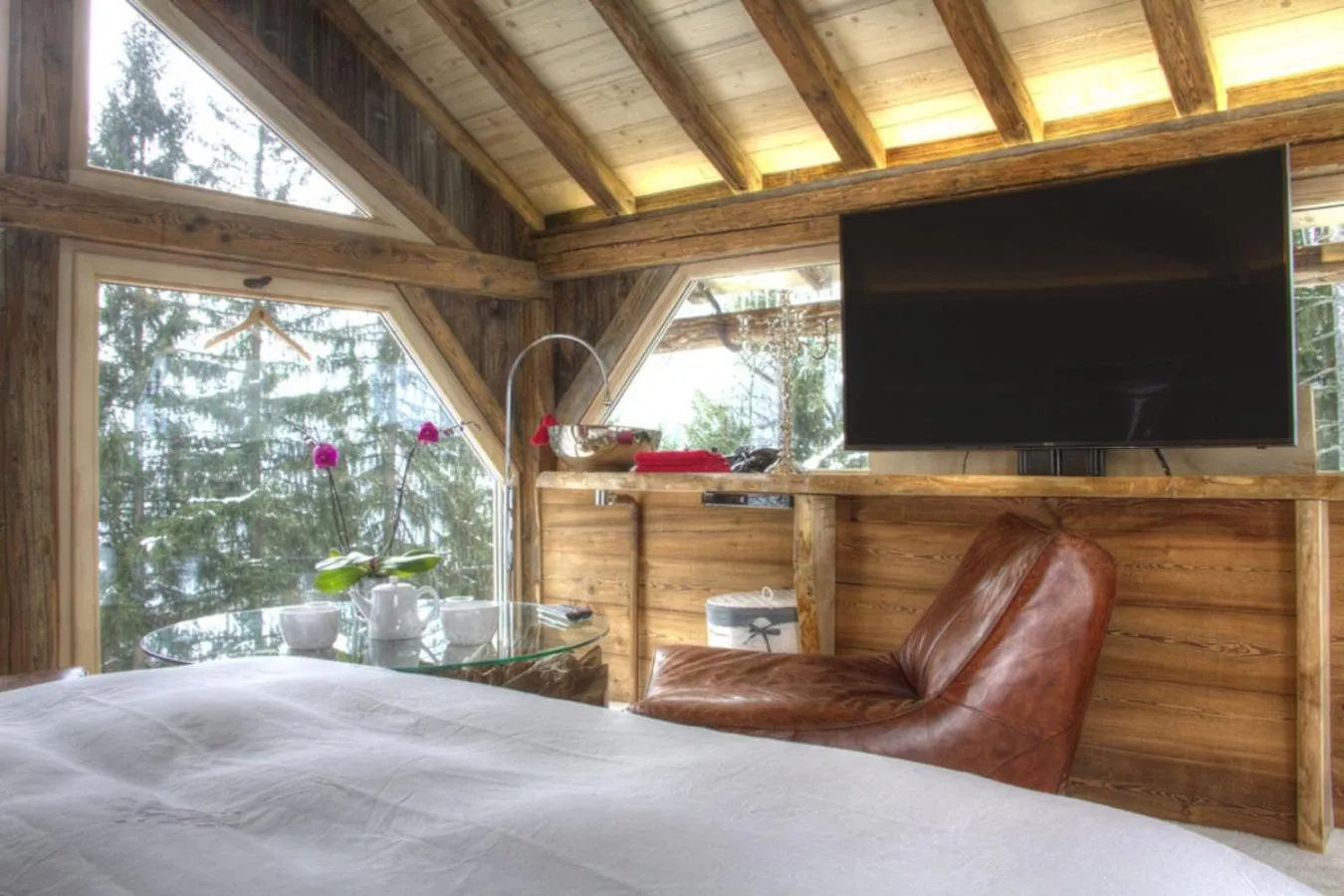 Bed in Hôtel Les Chalets de Philippe avec Jacuzzis Privatifs