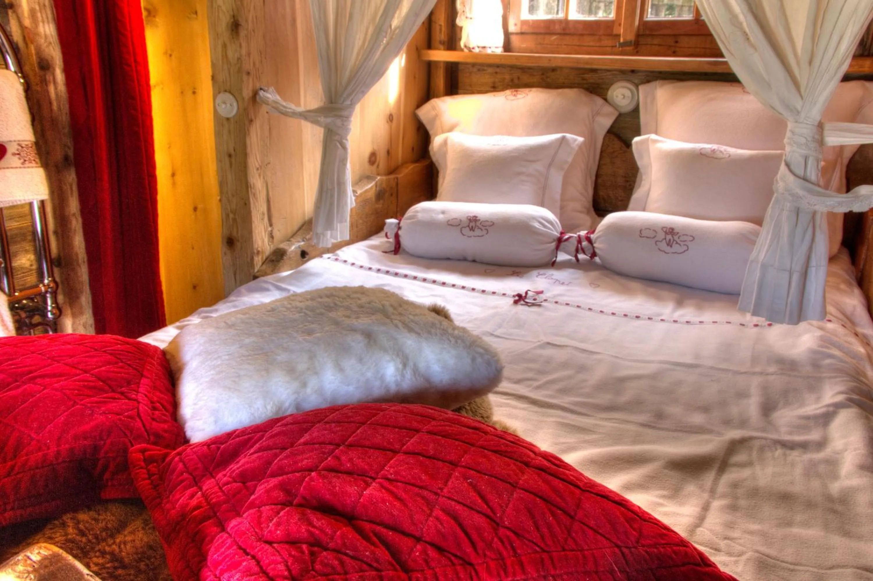 Bed in Hôtel Les Chalets de Philippe avec Jacuzzis Privatifs