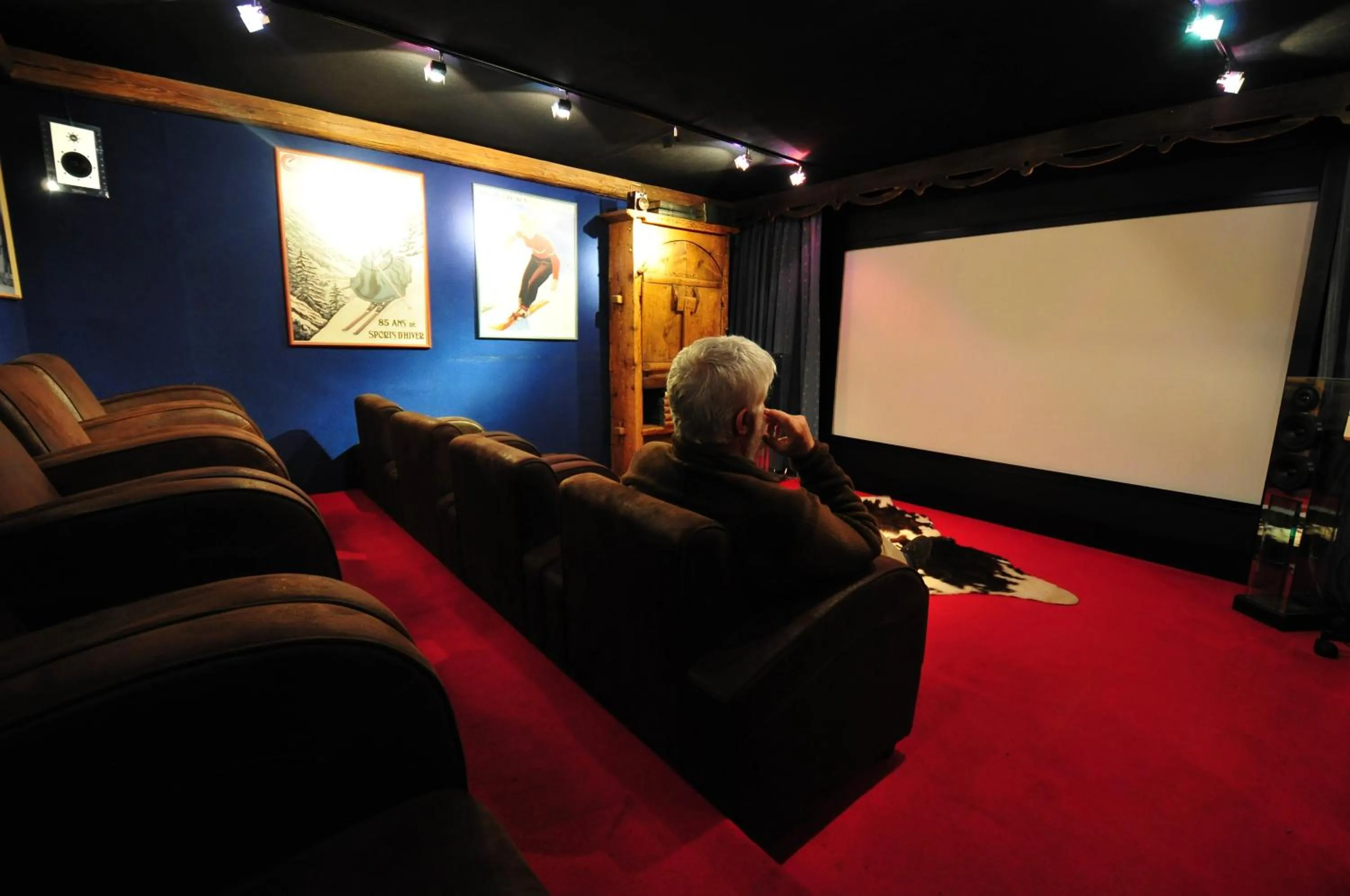 TV and multimedia in Hôtel Les Chalets de Philippe avec Jacuzzis Privatifs