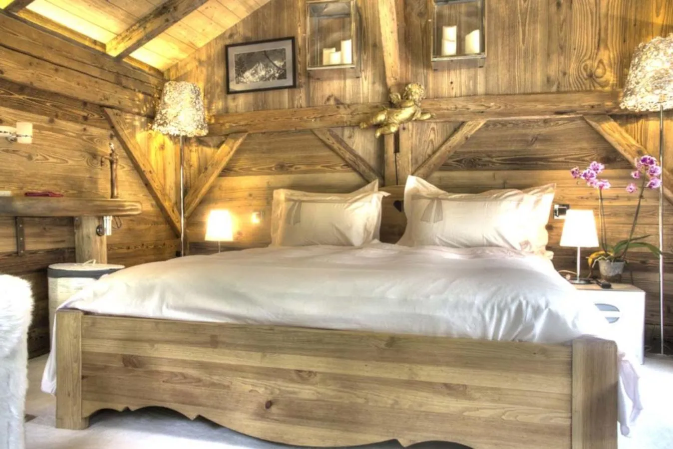 Bed in Hôtel Les Chalets de Philippe avec Jacuzzis Privatifs