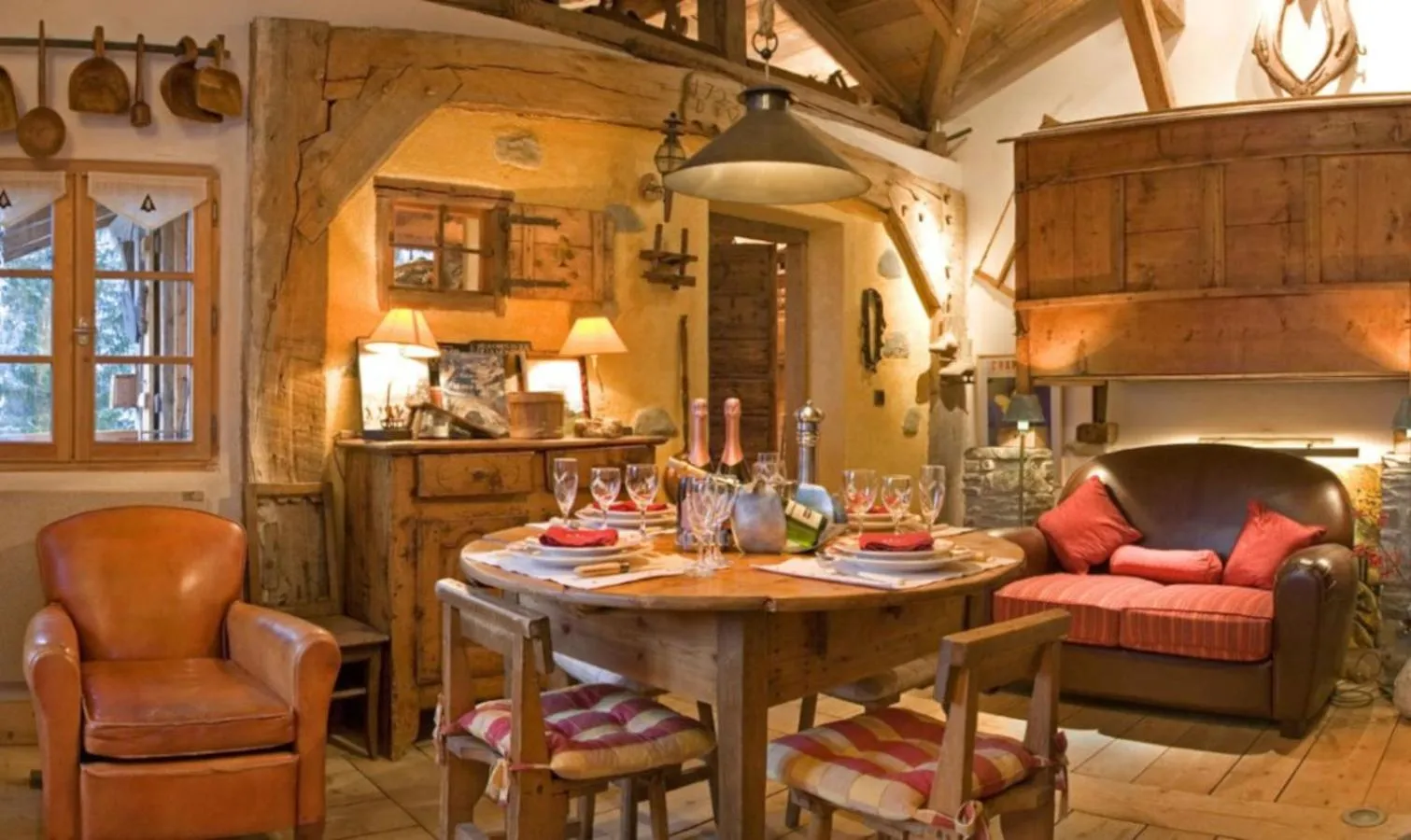 Living room in Hôtel Les Chalets de Philippe avec Jacuzzis Privatifs