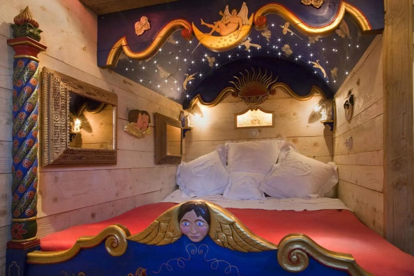 Bed in Hôtel Les Chalets de Philippe avec Jacuzzis Privatifs
