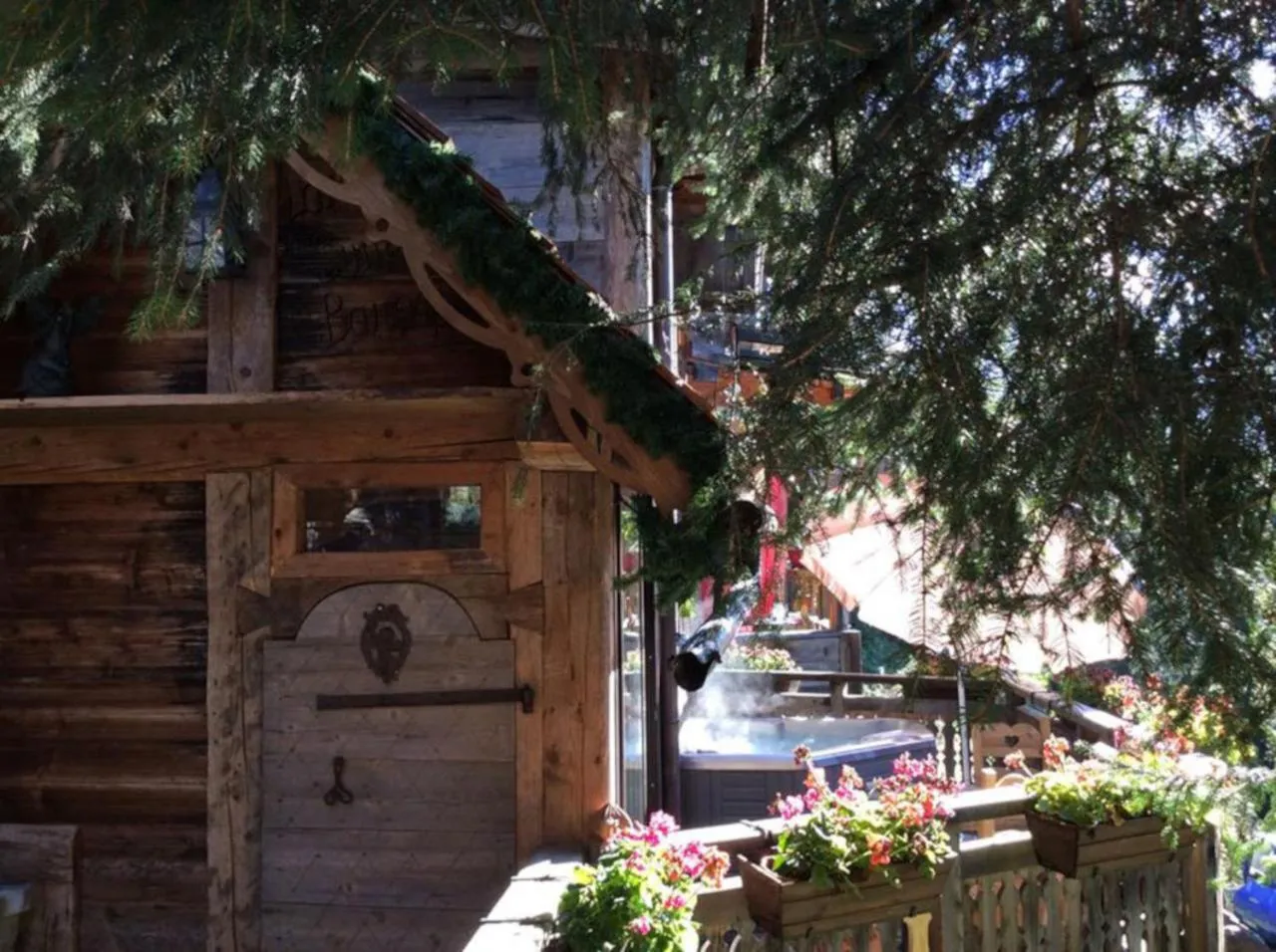 Patio in Hôtel Les Chalets de Philippe avec Jacuzzis Privatifs
