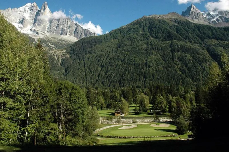 Golfcourse in Hôtel Les Chalets de Philippe avec Jacuzzis Privatifs