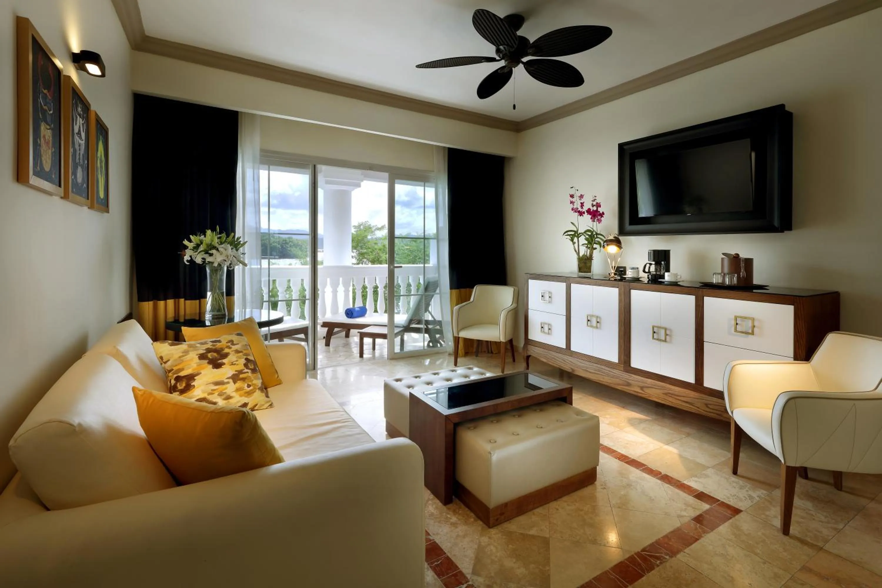 Living room in The Signature Level at Grand Palladium Lady Hamilton Resort & Spa- All Inclusive