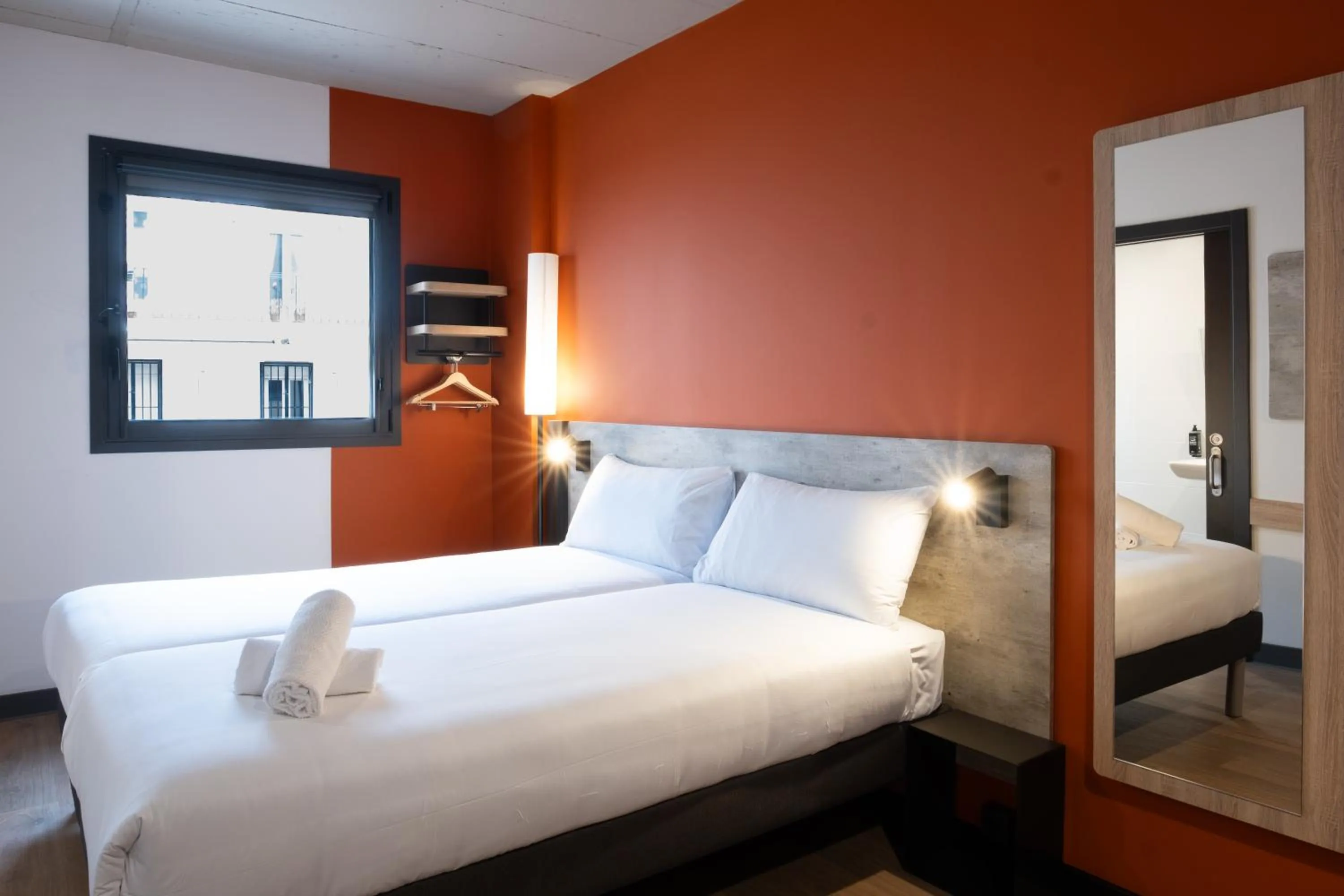 View (from property/room), Bed in ibis budget Logroño Centro