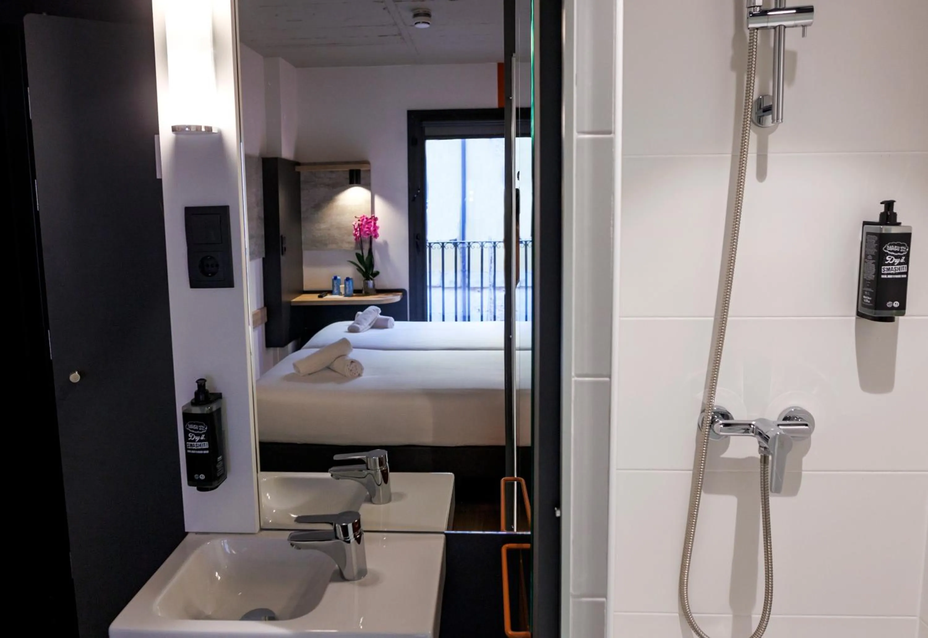 Shower, Bed in ibis budget Logroño Centro