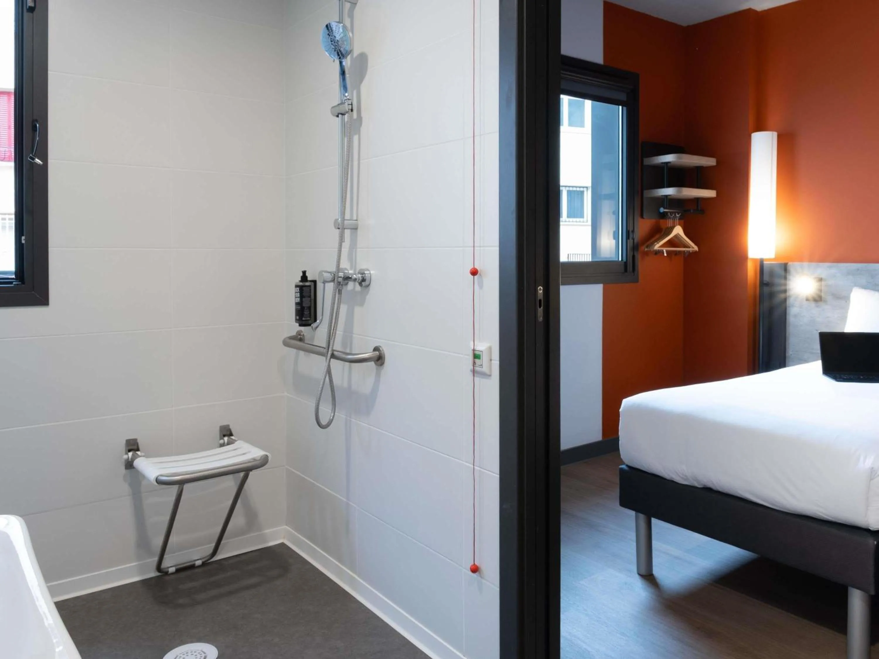 Bedroom, Bed in ibis budget Logroño Centro